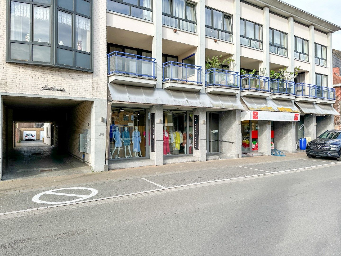 Instapklare handelsruimte hartje Veldegem, gunstige ligging foto 13