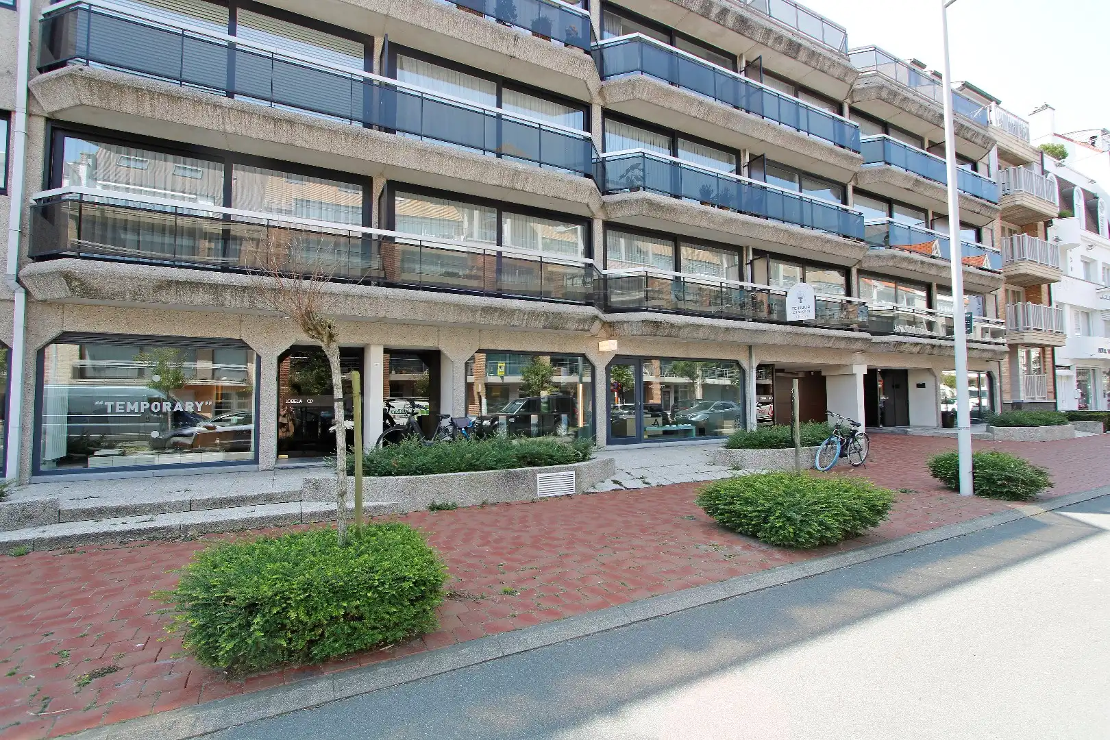 Ingericht en gemeubeld handelspand in een zijstraat van de Dumortierlaan te huur  foto 14