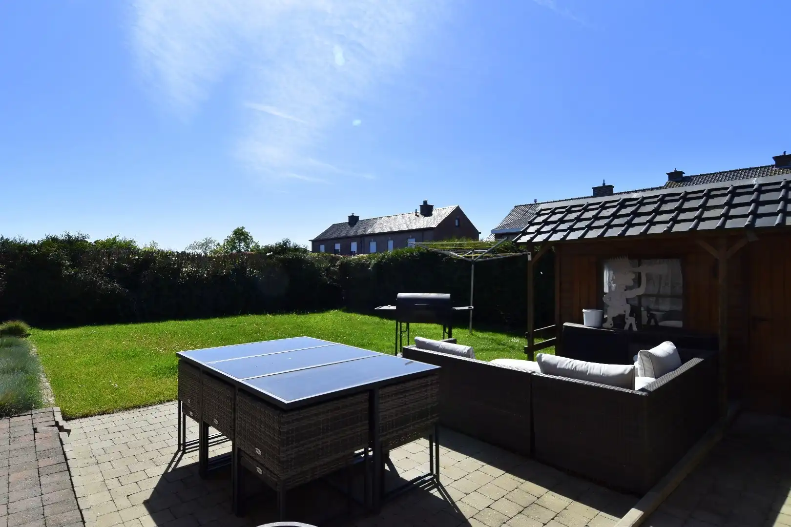 Rustig gelegen gelijkvloerse villa met 3 slaapkamers, dubbele garage en tuin rondom te koop in Ledegem foto 14