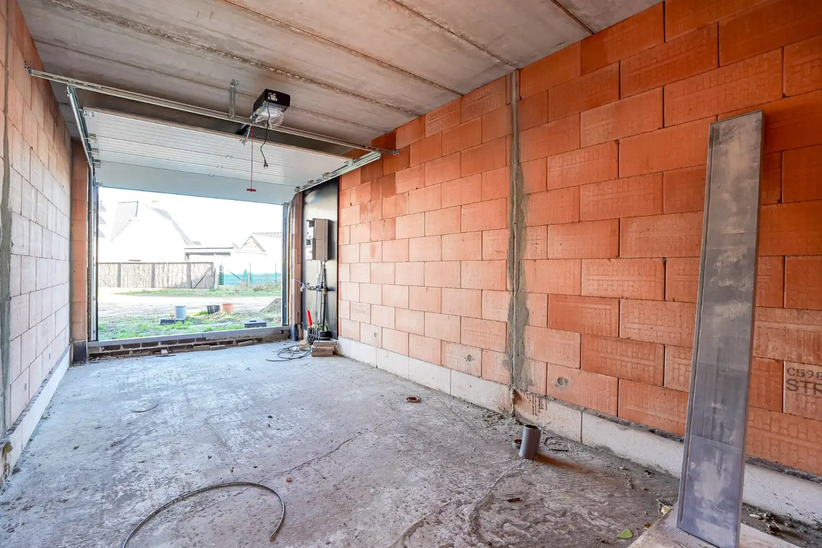 Halfopen casco woning op 265 m² op rustige ligging foto 3