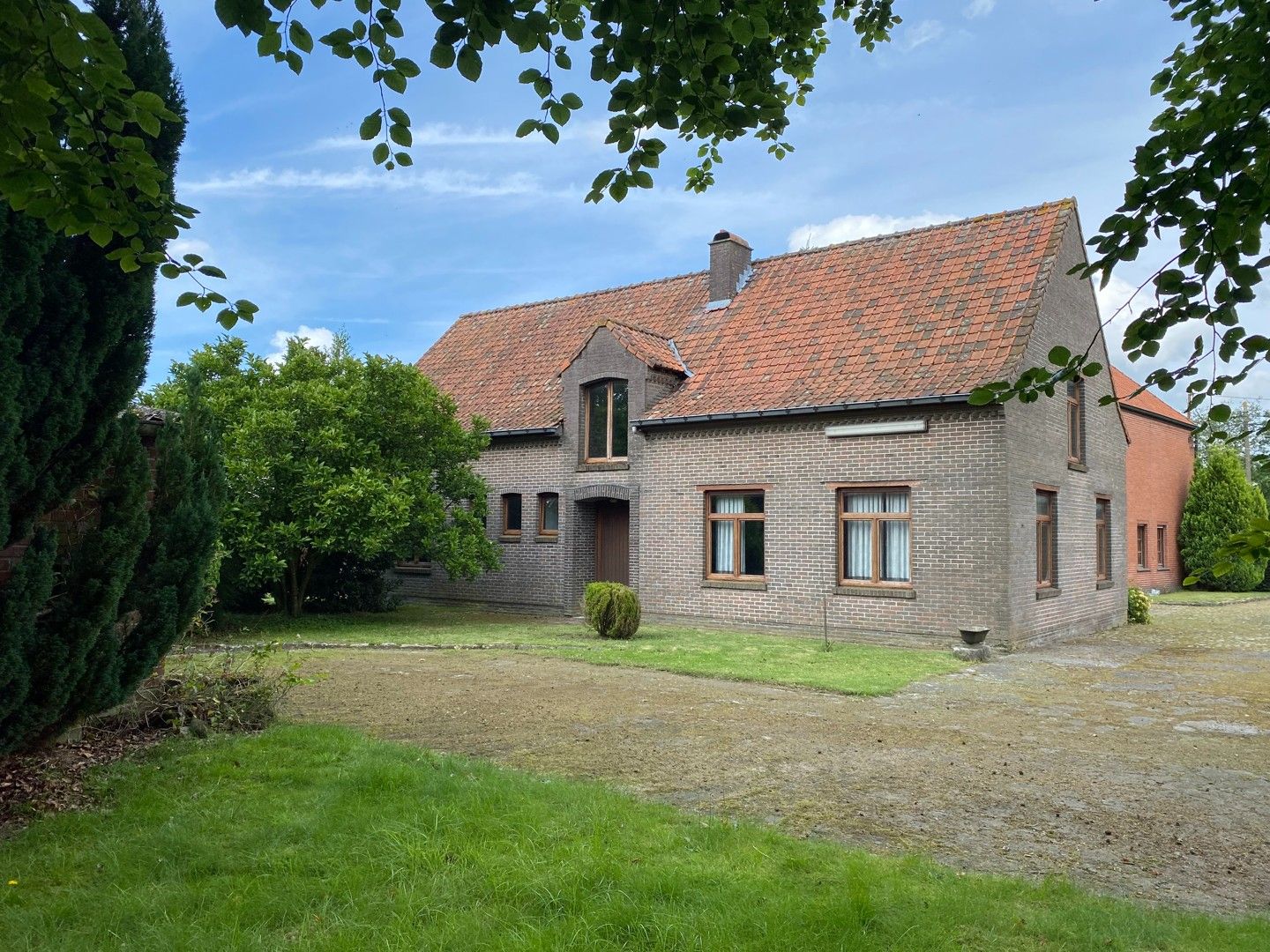Hoeve met stallingen, bijhuis en grote schuur op een ruim perceel in Lembeke foto 5