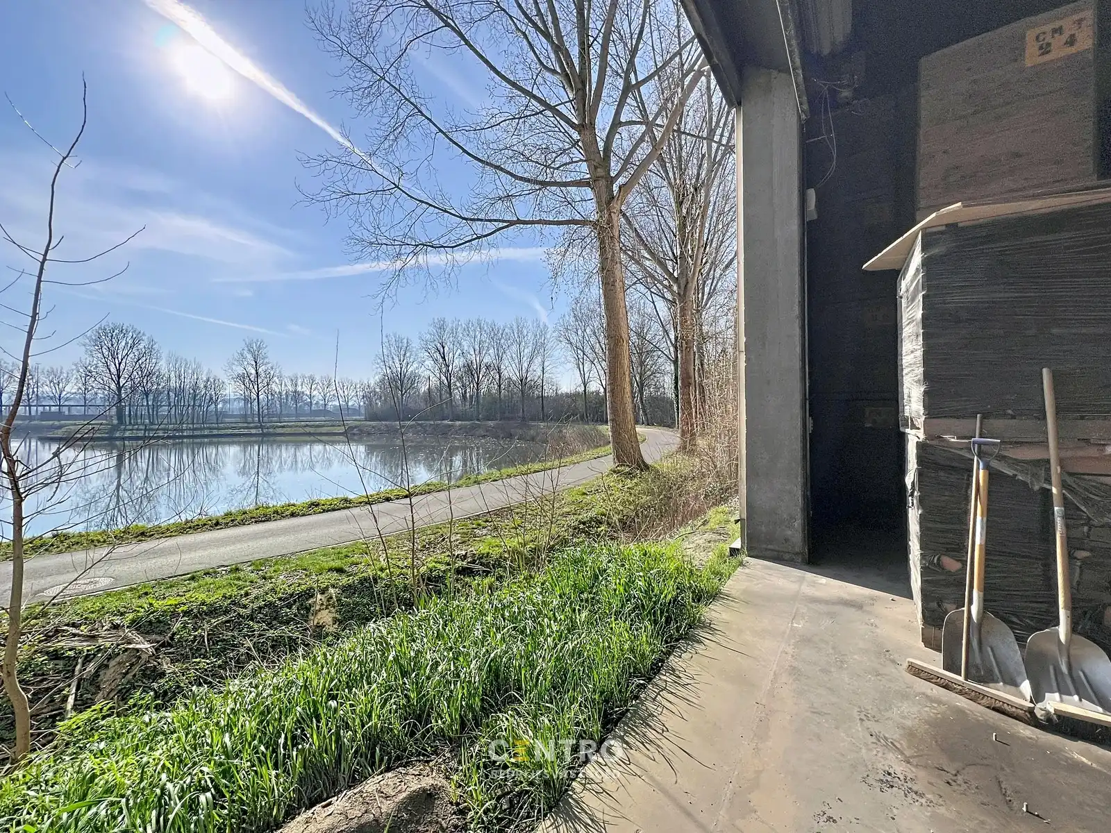 Magazijn van 830m² (met poort van 11m breedte) TE HUUR , te Kerkhove (Avelgem). foto {{pictureIndex}}