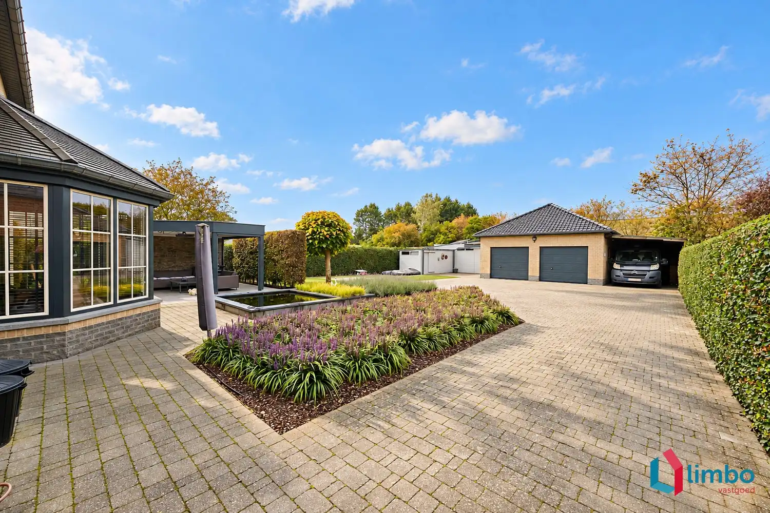 Prachtige instapklare villa met heerlijke leefruimtes voorzien van alle comfort, 4 slaapkamers, 3 badkamers, een perfect aangelegde tuin in alle privacy foto 18