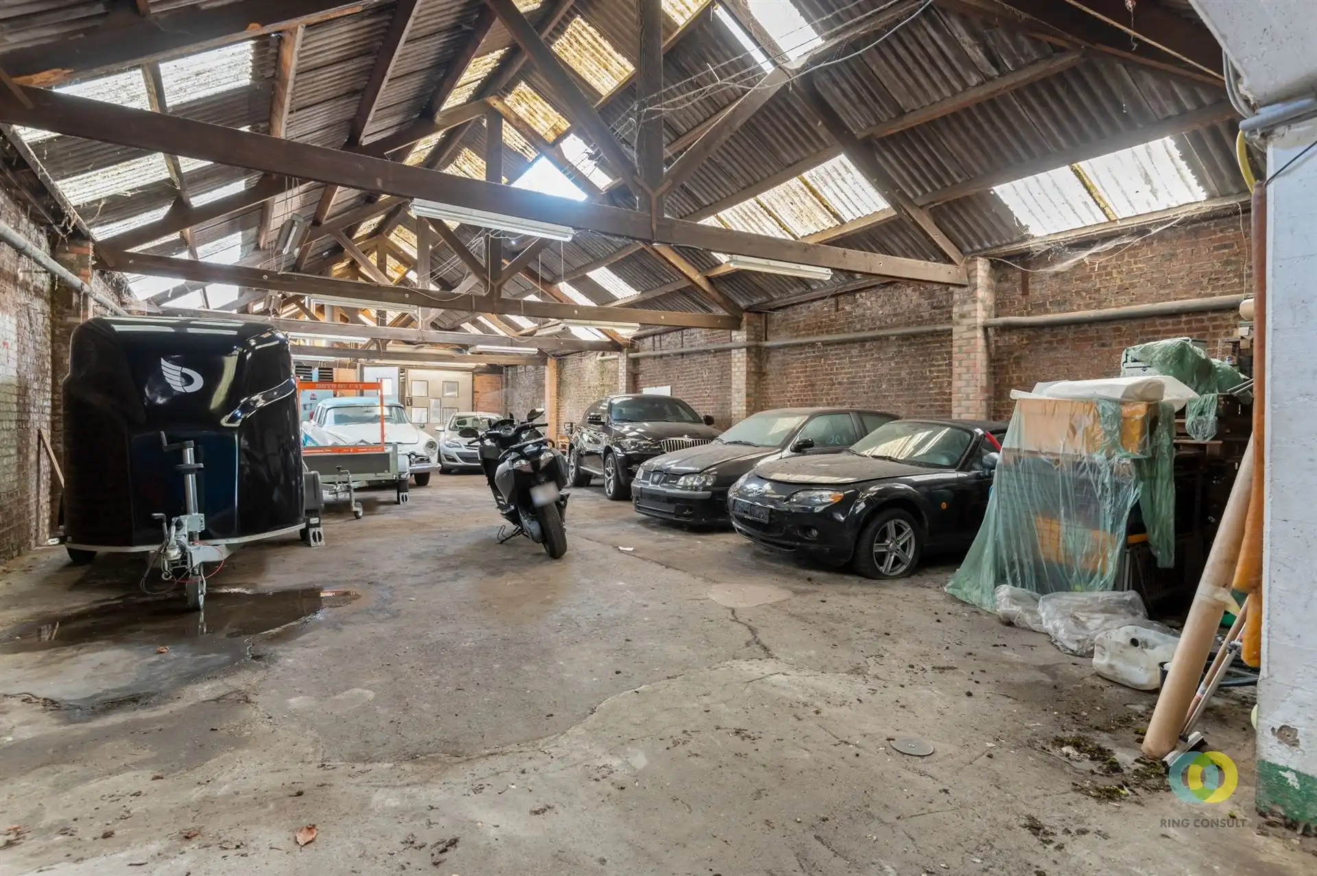 Bedrijfspand met loods, kantoor en appartement foto 2