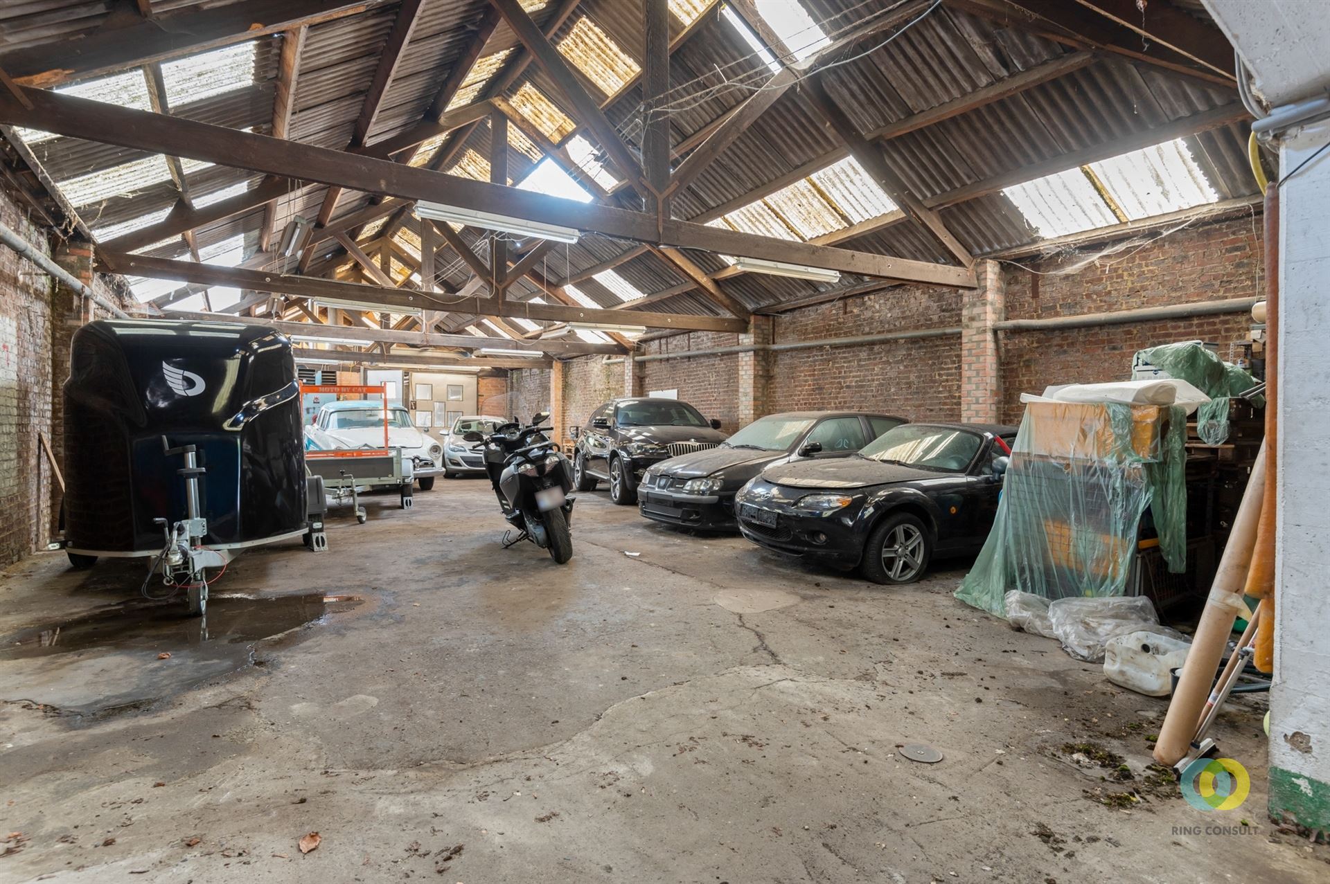 Bedrijfspand met loods, kantoor en appartement foto 2