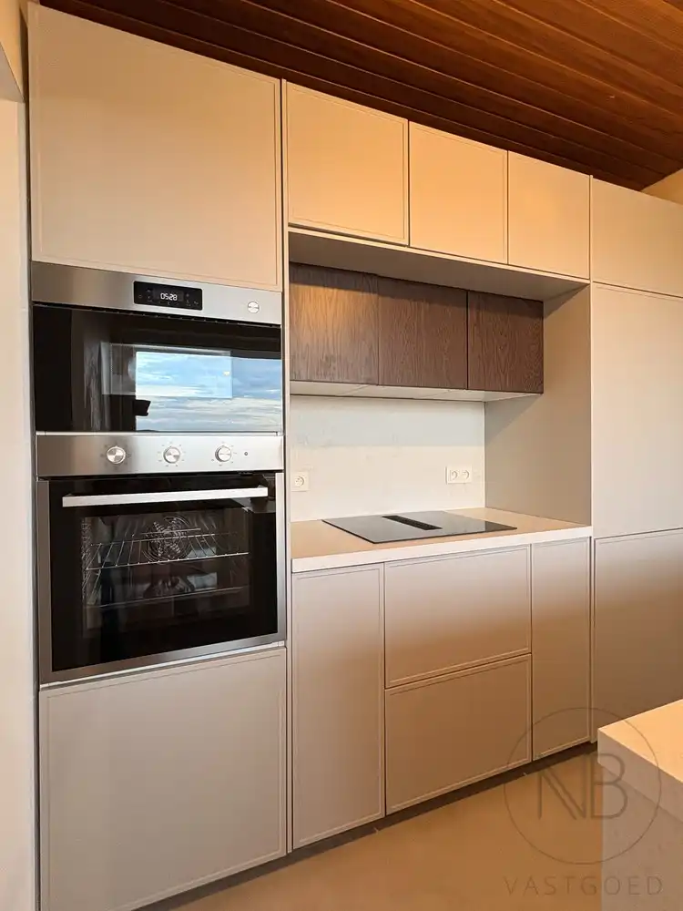 Stijlvol gerenoveerd en bemeubeld appartement met panoramisch uitzicht in hartje Genk foto 5