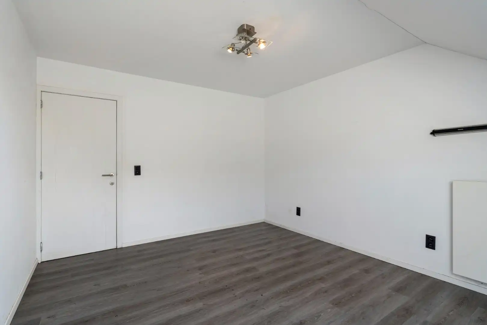 Recente, halfvrijstaande gezinswoning in een moderne bouwstijl op een perceel van 11a06ca! foto 16