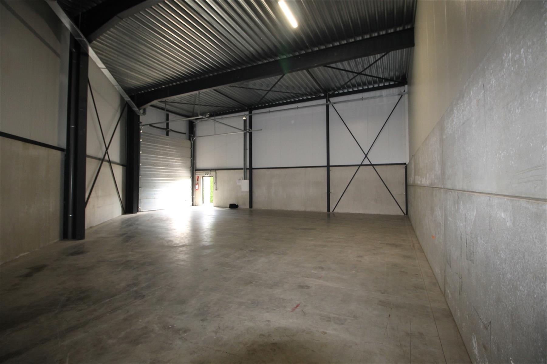 Een opslag - / bedrijfsruimte van 163 m², zijnde de vierde rechts achteraan gelegen. foto 5