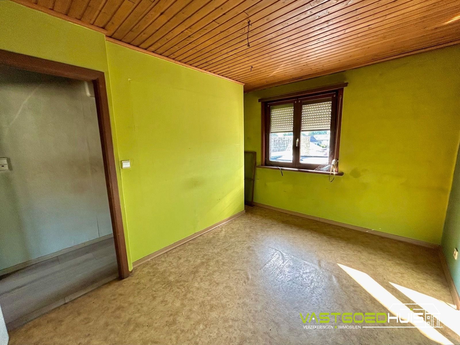Te renoveren gezinswoning met garage en tuin foto 15