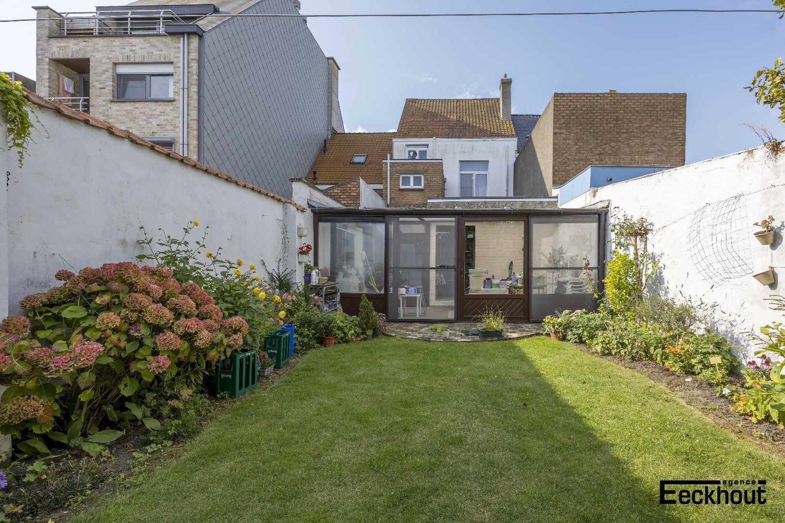 Hoofdfoto van de publicatie: Ruime woning met tuin, terras en 3 slaapkamers met open zicht op de vaart!