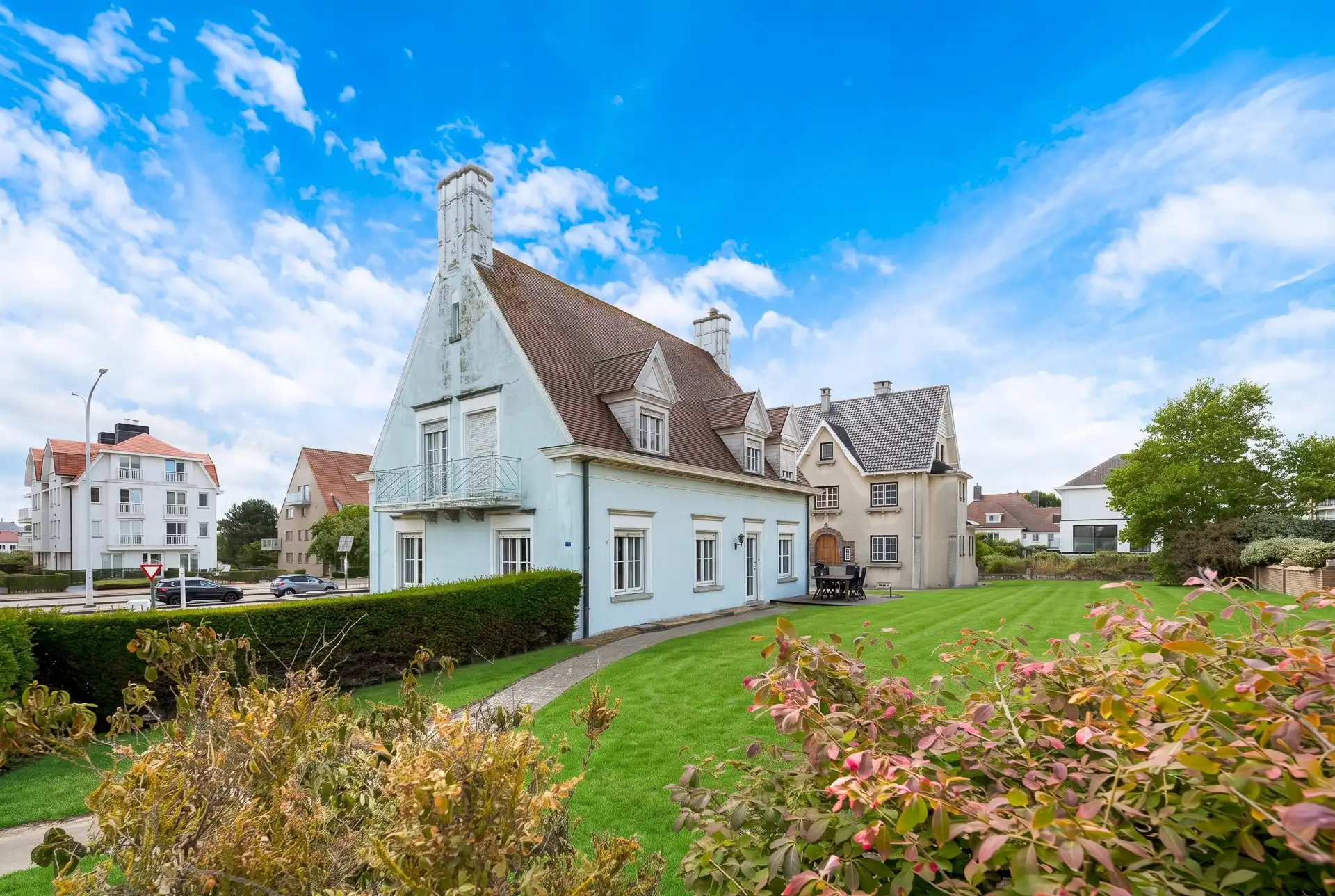 Majestueuze villa op toplocatie en 919m² grond, op slechts 150 meter van het strand foto 41