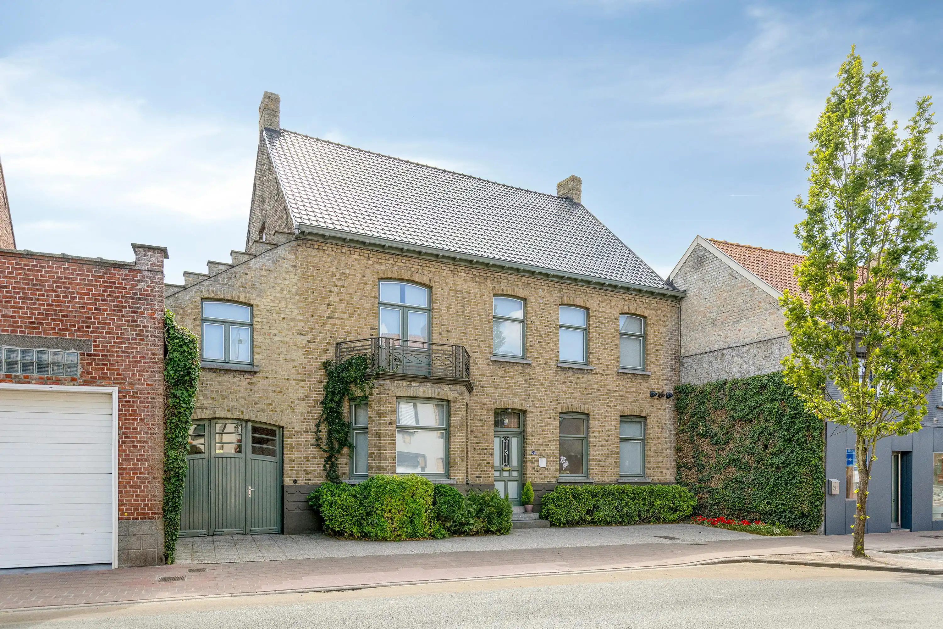 Karaktervolle woning met 7 slaapkamers, authentieke elementen en een ruime tuin foto 2