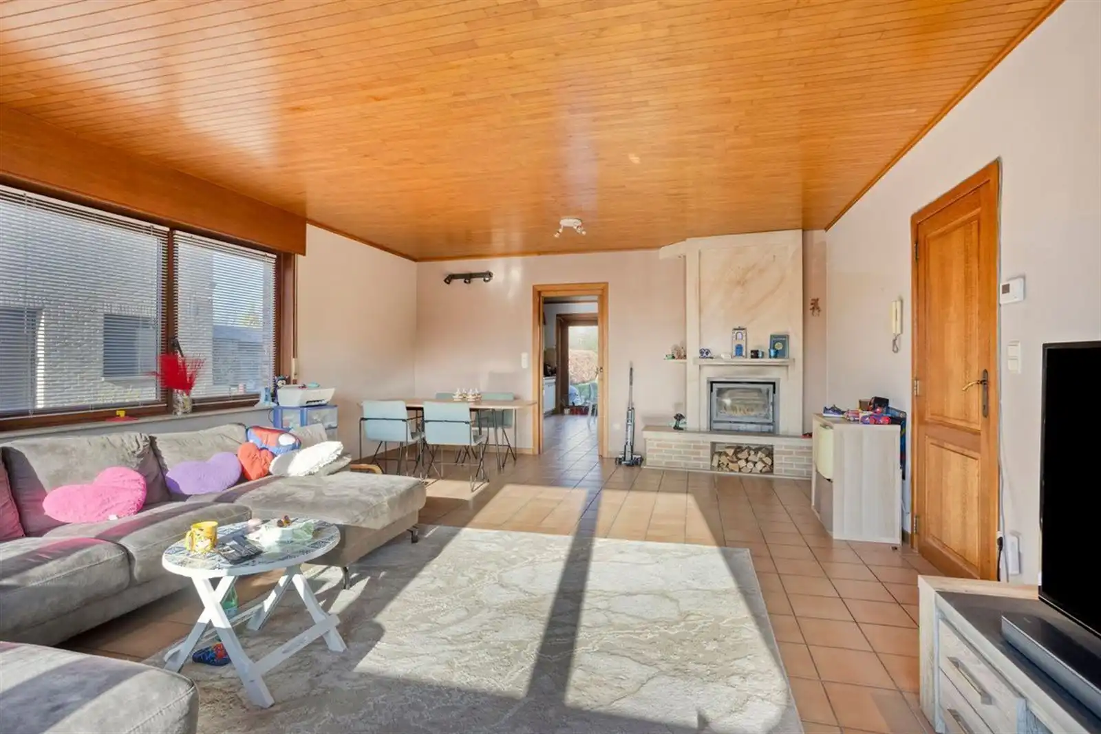 Ruime 3-gevel woning (274m²) met 3 slaapkamers, grote garage en mooie tuin foto 4