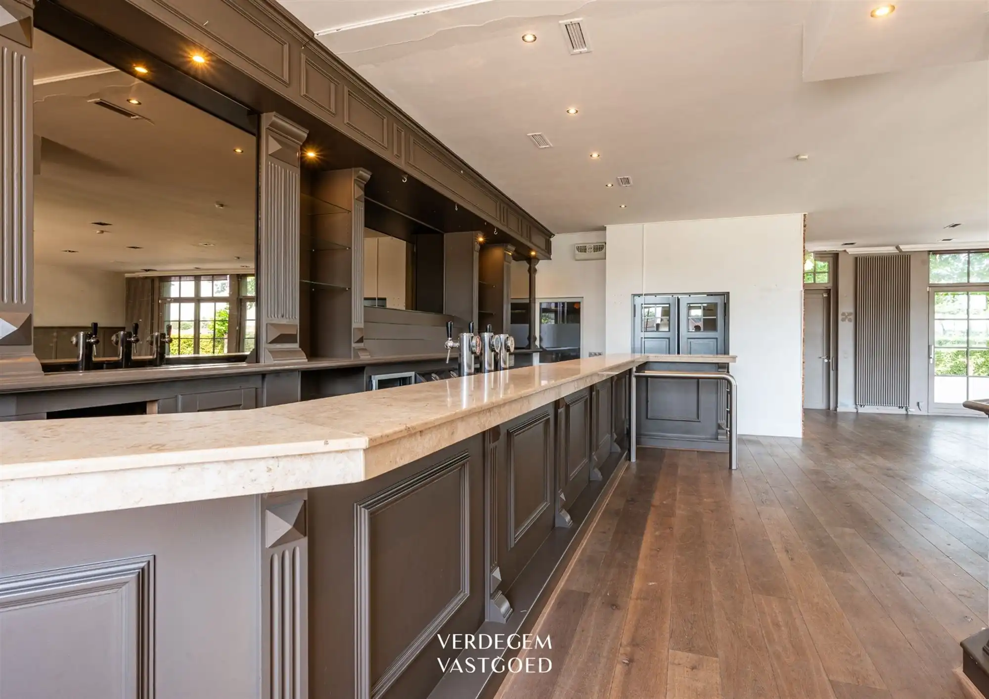 Uiterst commercieel gelegen handelspand met woonst voor horeca of kantoren foto 16