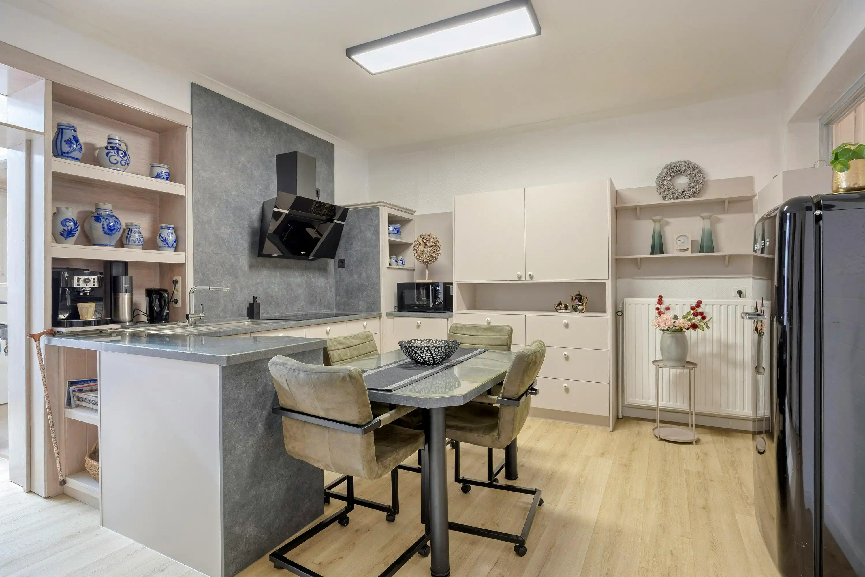 Goed onderhouden huis met riante garage in centrum Maaseik te koop foto 6