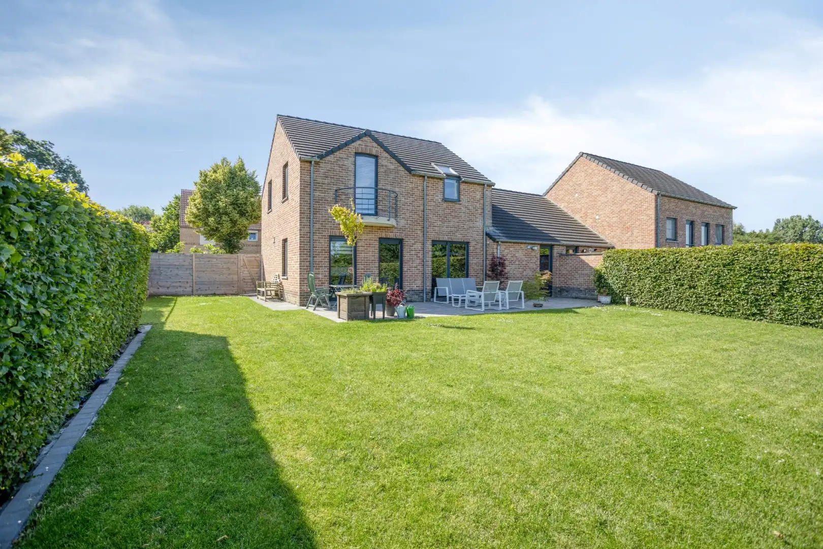 Verzorgde woning met 3 slaapkamers, garage, zonnepanelen en zonnige tuin te Tongeren foto 2