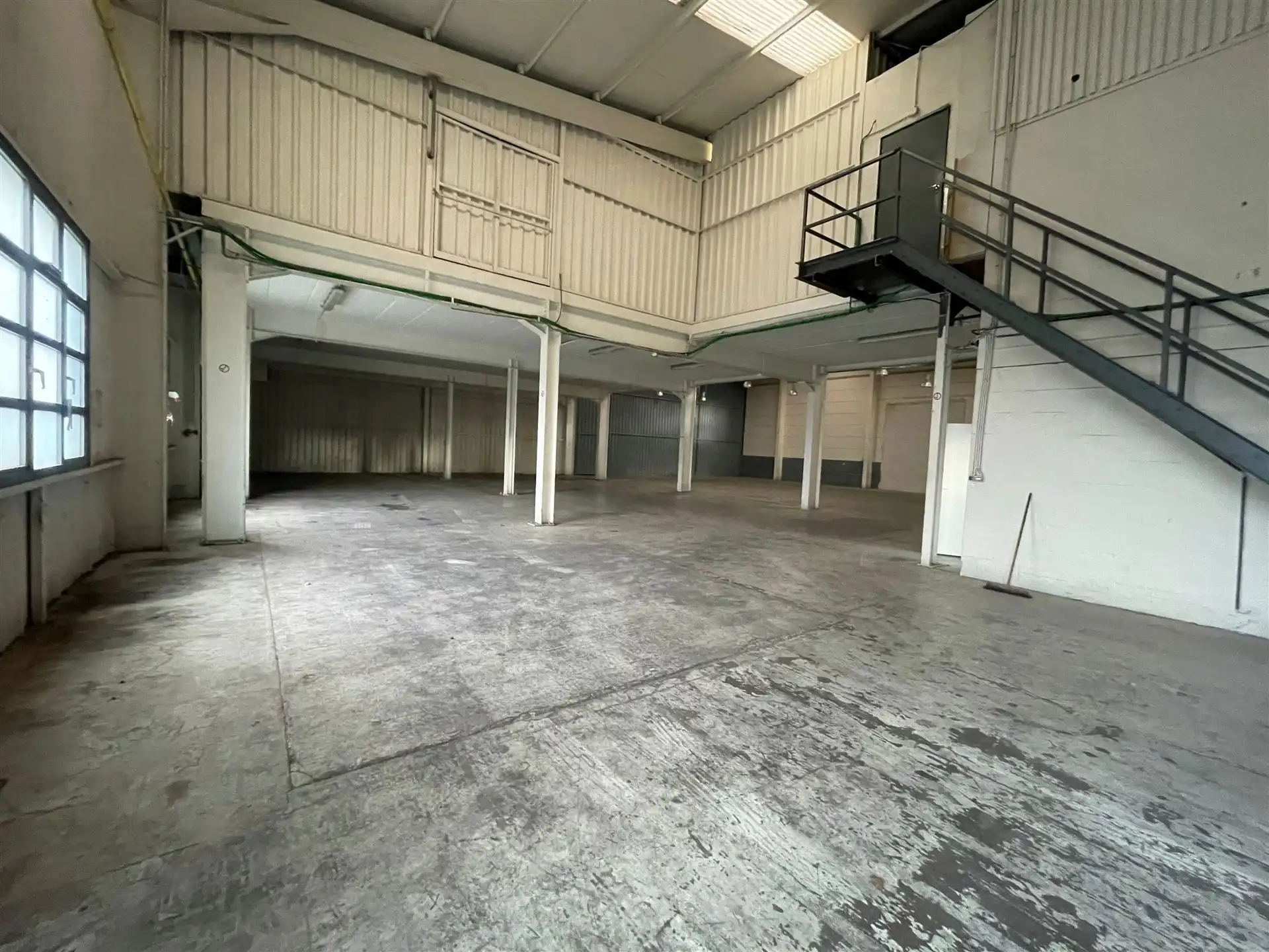 Kontich Satenrozen magazijn 700m² met kantoor 140m² foto 4
