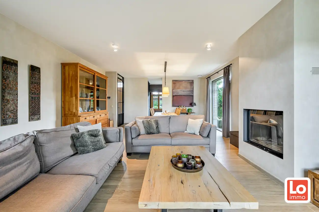 VERKOCHT! Ruime, charmante en degelijke alleenstaande villa met inpandige garage op een rustige en makkelijk bereikbare locatie tussen Lochristi en Gent. foto 9