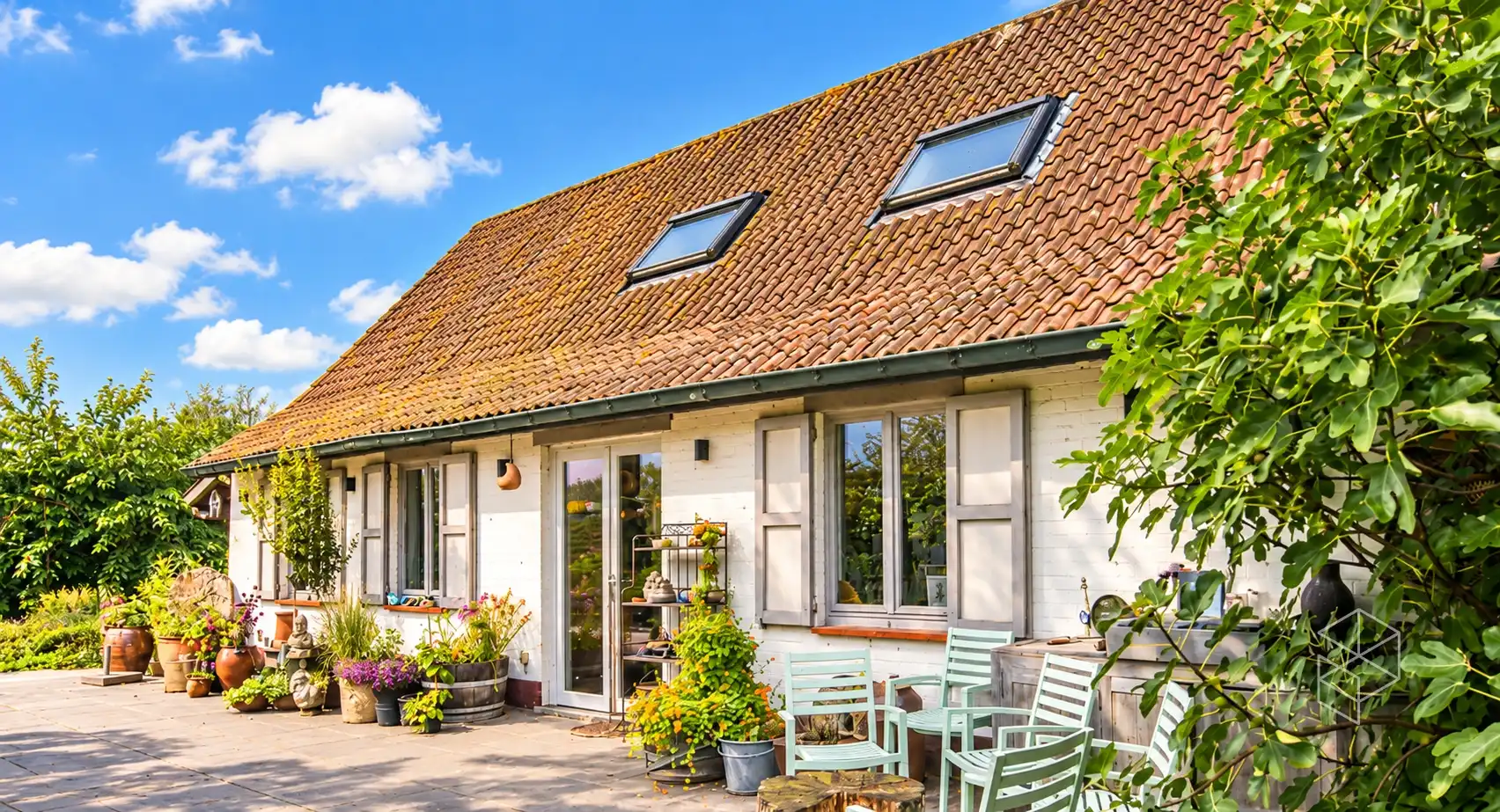 Karaktervolle woning in loftstijl met ruime loods op circa 1117 m² in Assebroek foto 4