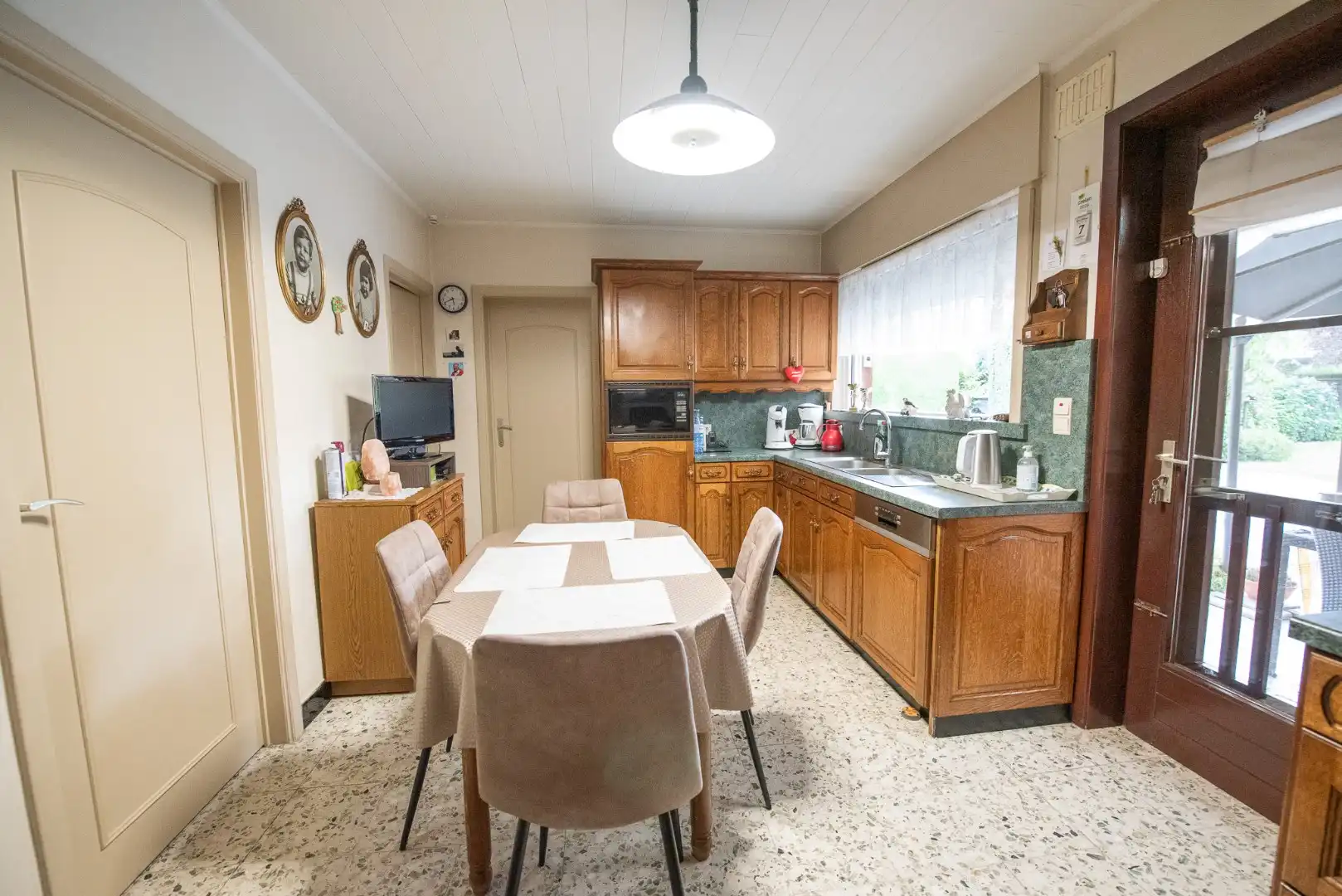 Goed onderhouden, open bebouwing met 3 slaapkamers op 831 m² foto 8