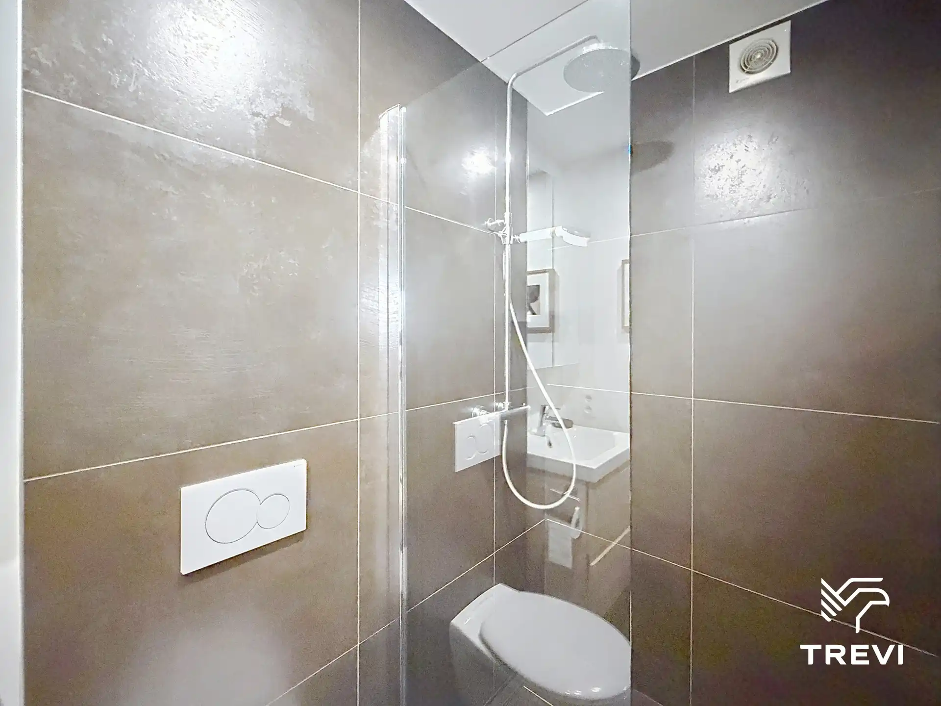 LOUIZA – Ideaal gelegen bemeubelde studio! foto 7