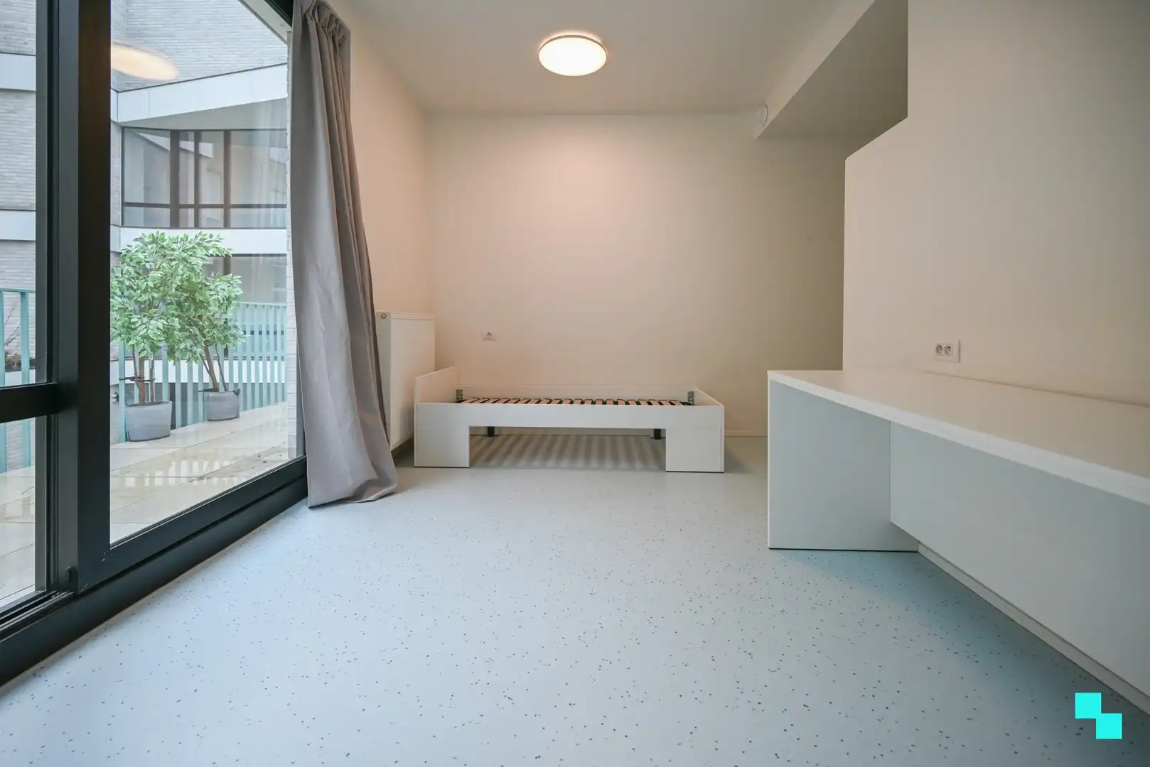 Studentenkamer met eigen badkamer en terras, centrum Kortrijk foto {{pictureIndex}}