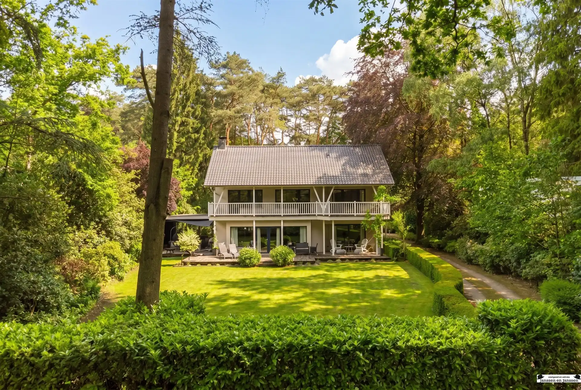 Exclusieve villa op royaal perceel van 3.000 m² grenzend aan uniek natuurdomein foto 2