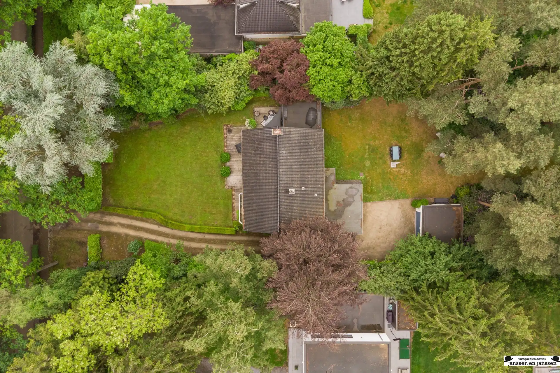 Exclusieve villa op royaal perceel van 3.000 m² grenzend aan uniek natuurdomein foto 2
