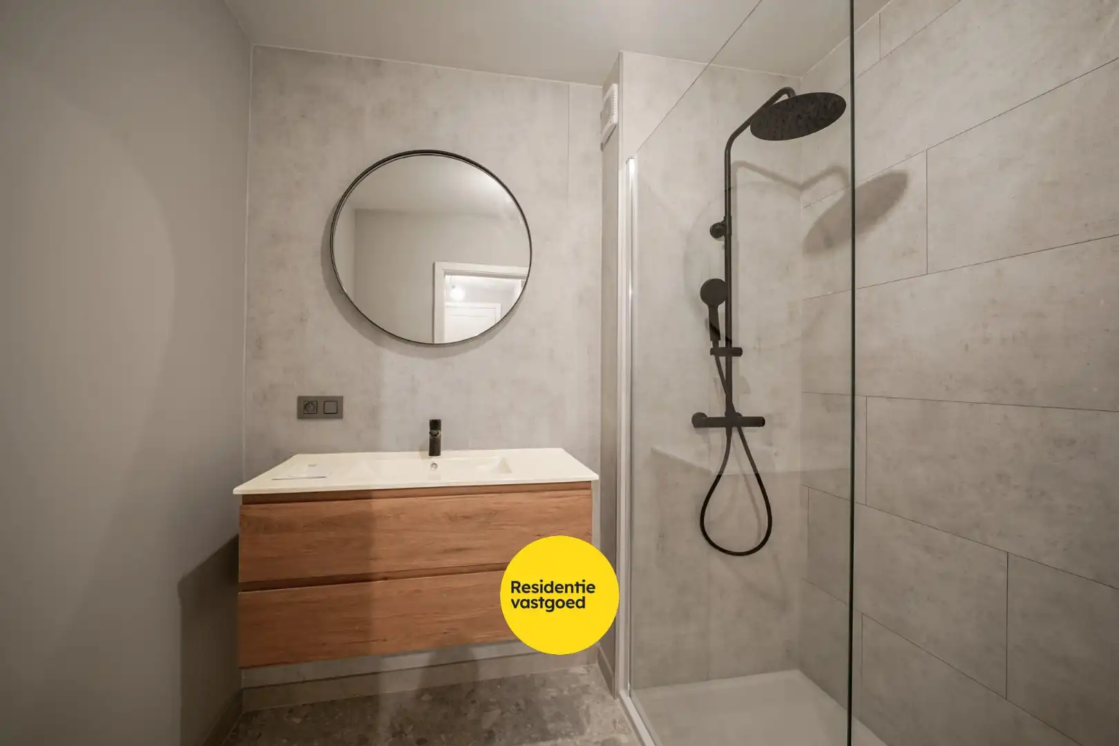 Gerenoveerd 2-slpk appartement met balkon en lift in Oostende foto 19