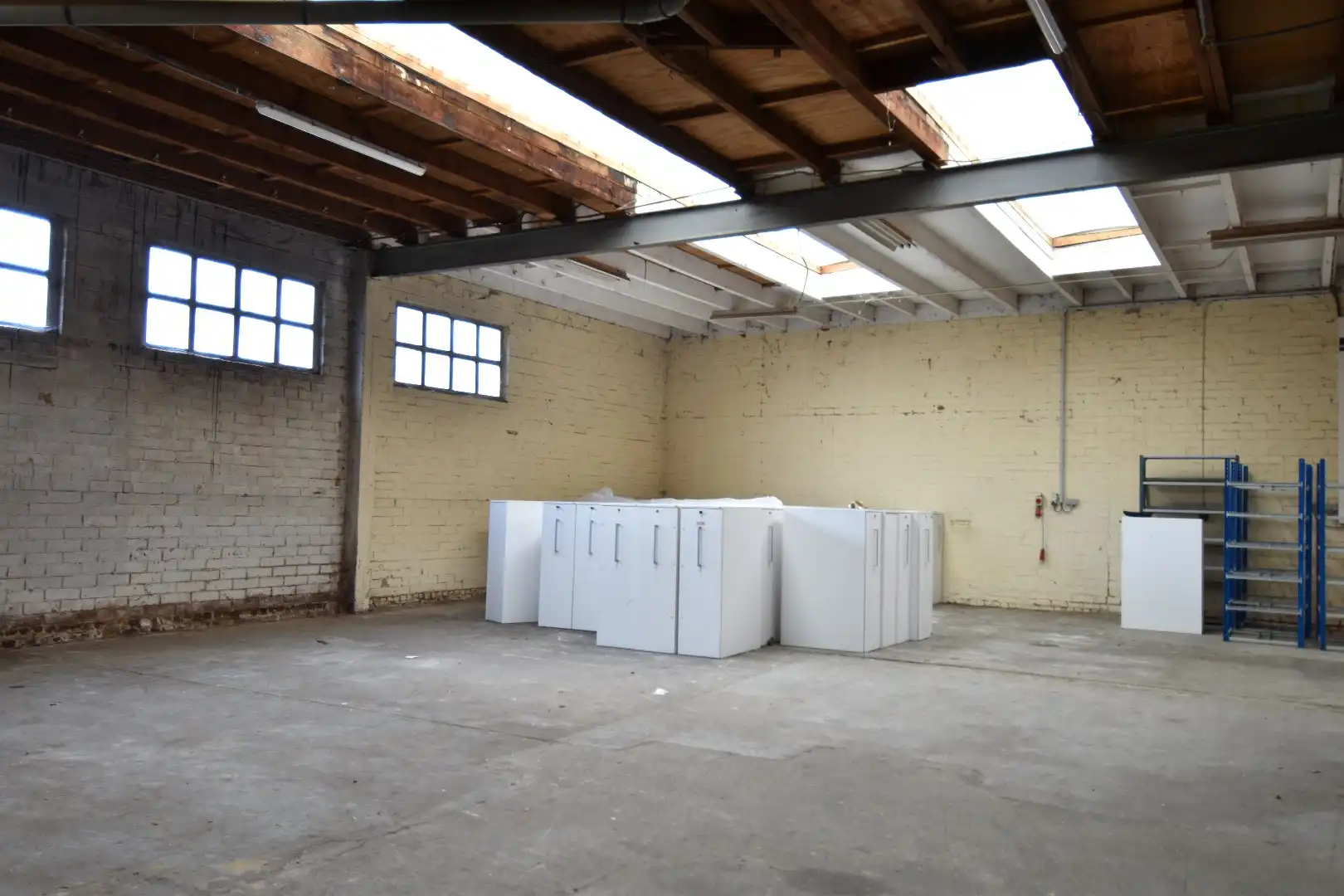 Ruime opslag- en bedrijfsruimte van 891 m² te koop op toplocatie in Bissegem foto 4