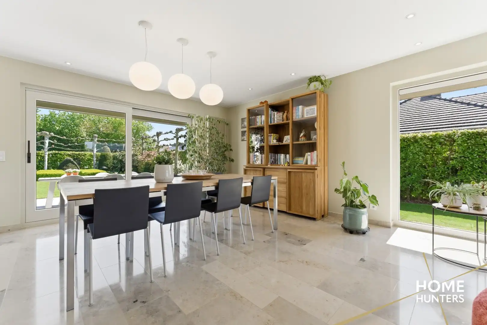 luxe villa met 4 slaapkamers, ruime tuin en een dubbele garage op een rustige locatie te Ieper foto 9