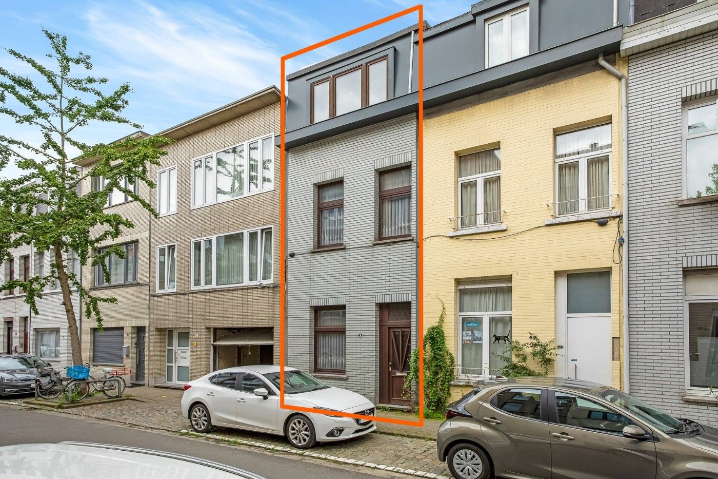 Hoofdfoto van de publicatie: Te renoveren woning met 3 slpk. en koer