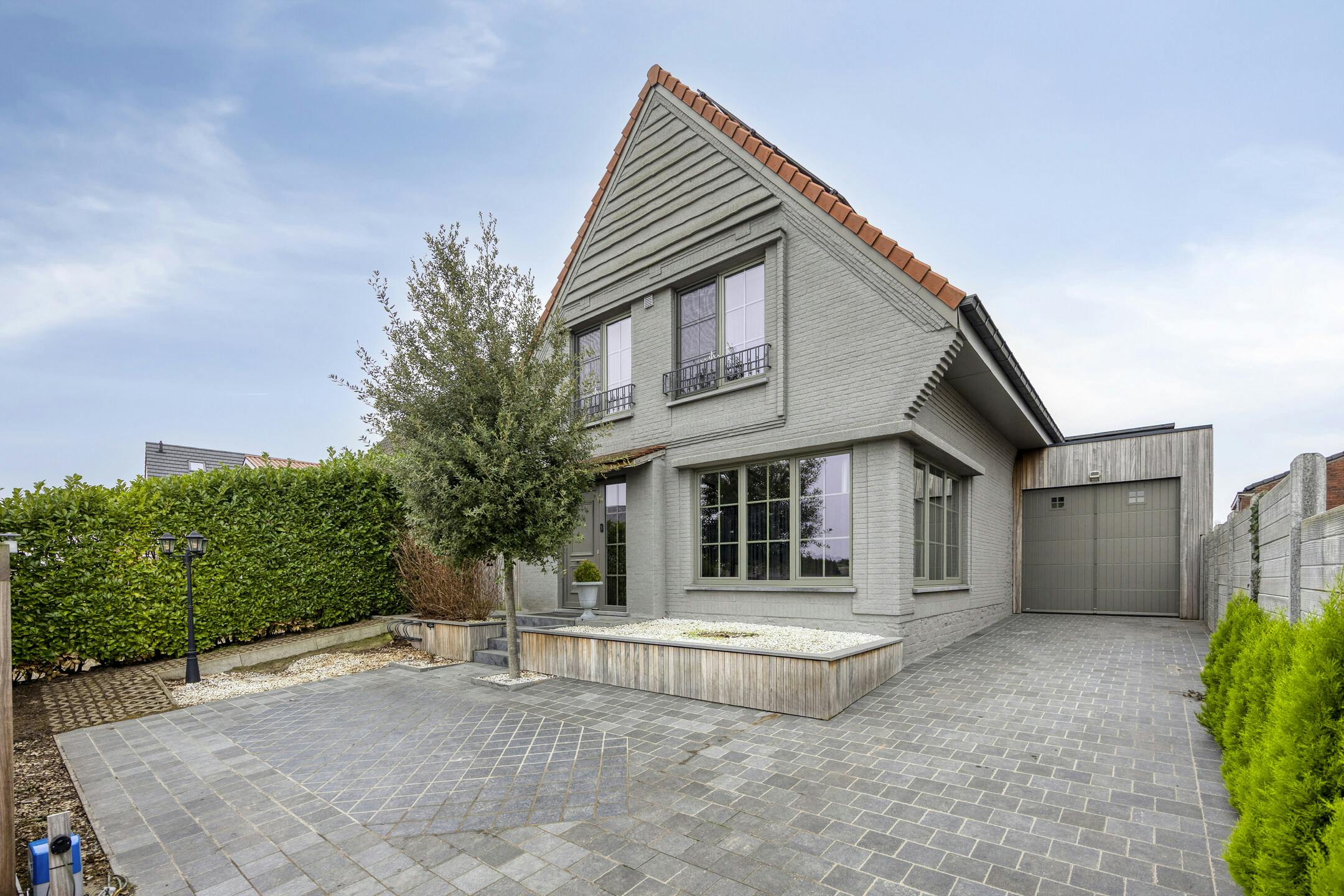 Gerenoveerd vrijstaand huis met zwembad, poolhouse en tuin foto 2