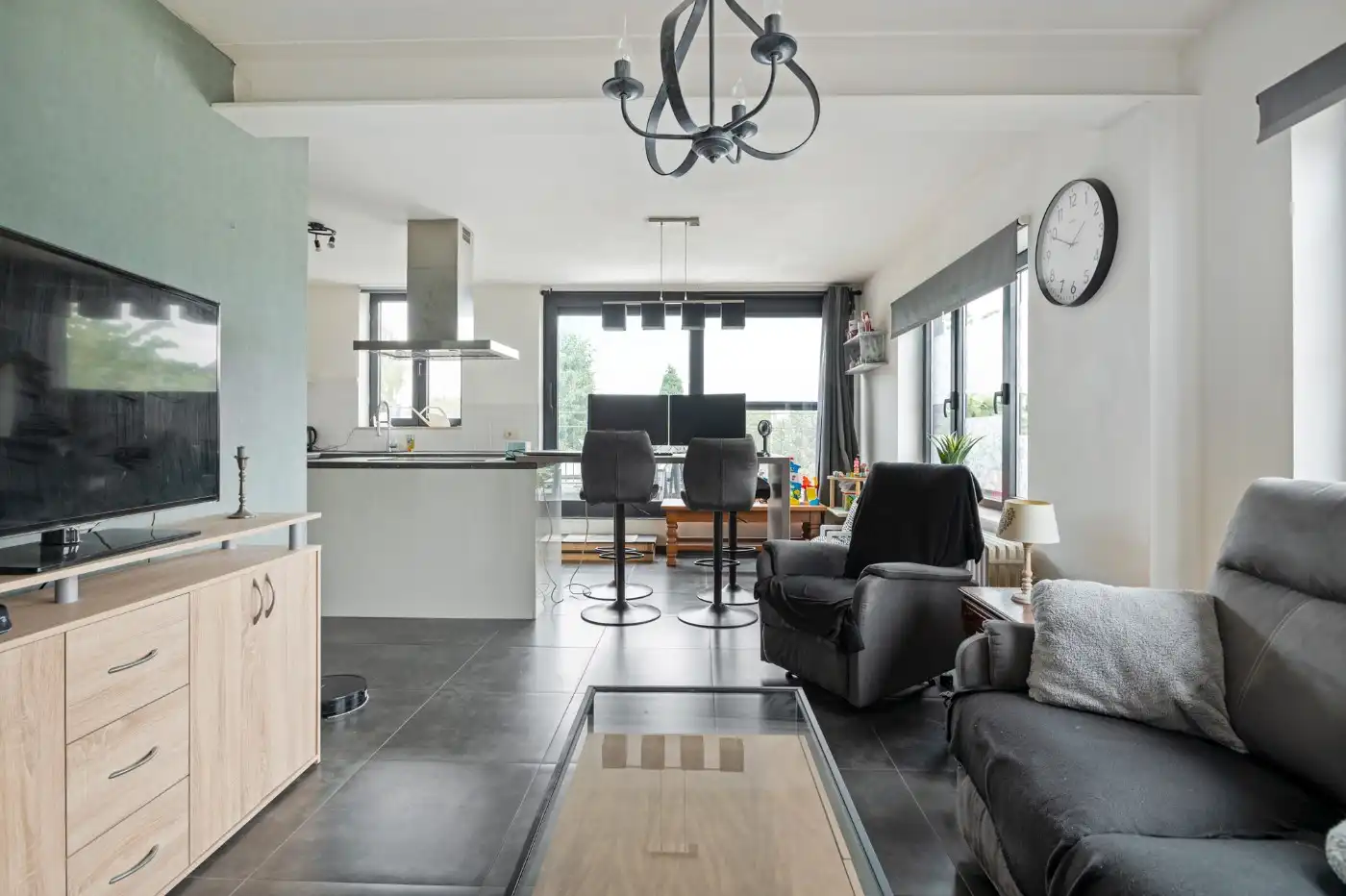 Centraal gelegen opbrengsteigendom met handelsgelijkvloers en app. op de 1e verd. foto 13