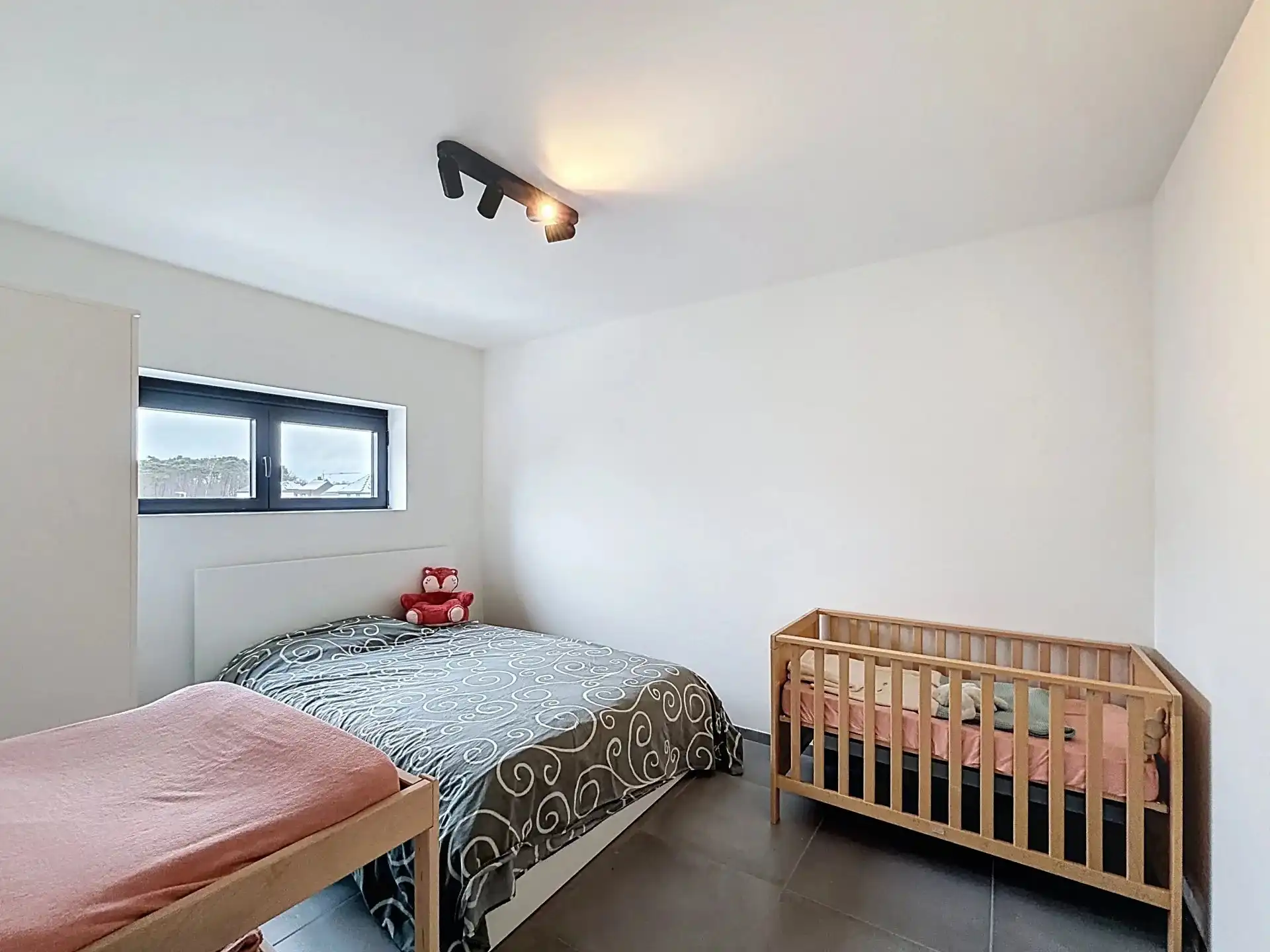 Prachtige nieuwbouw-woning te huur met 3 slaapkamers, terras en tuin en zonnepanelen. foto 13