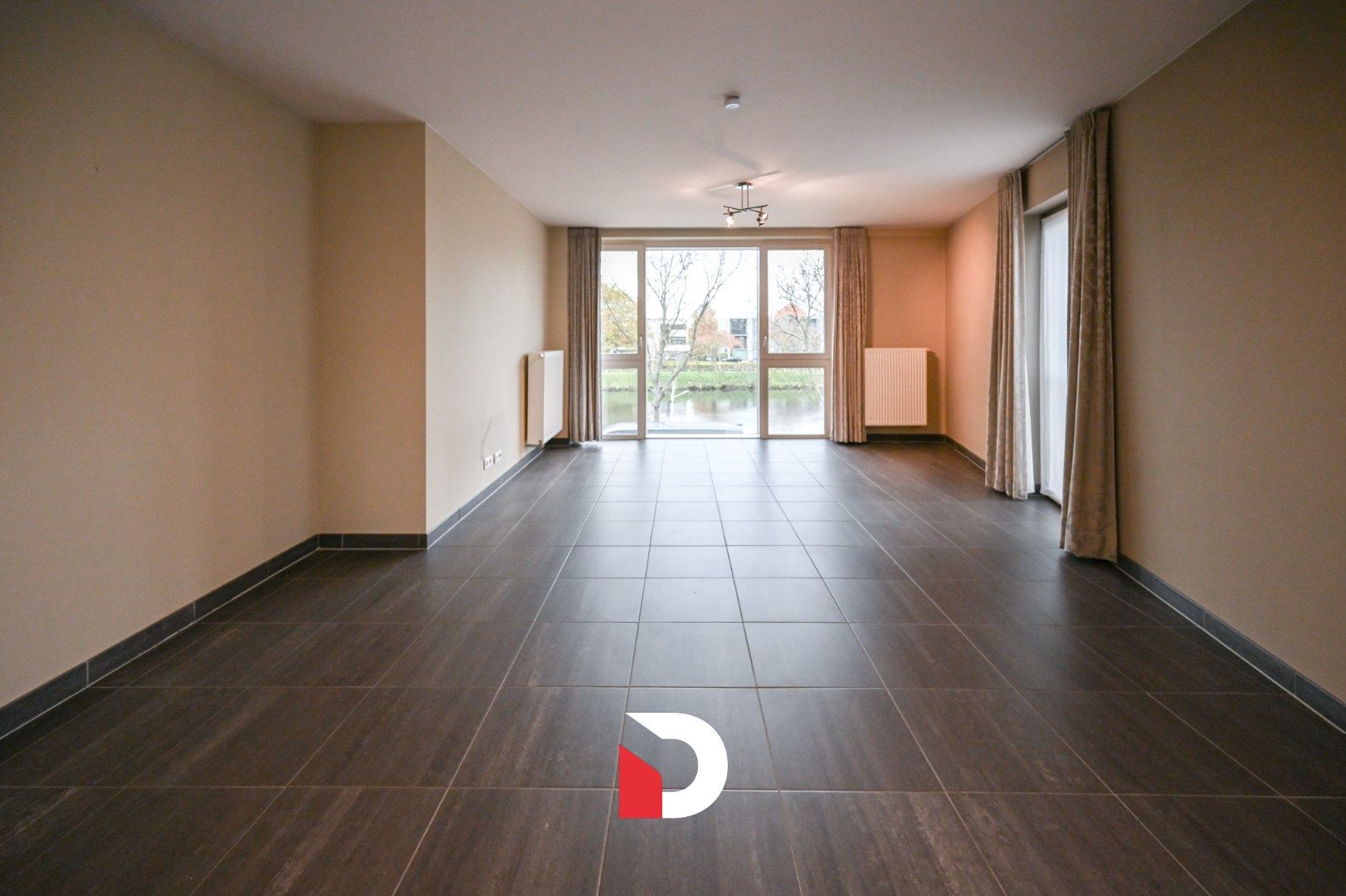 Lichtrijk 3-kamerappartement met frontaal zicht op het water foto 2