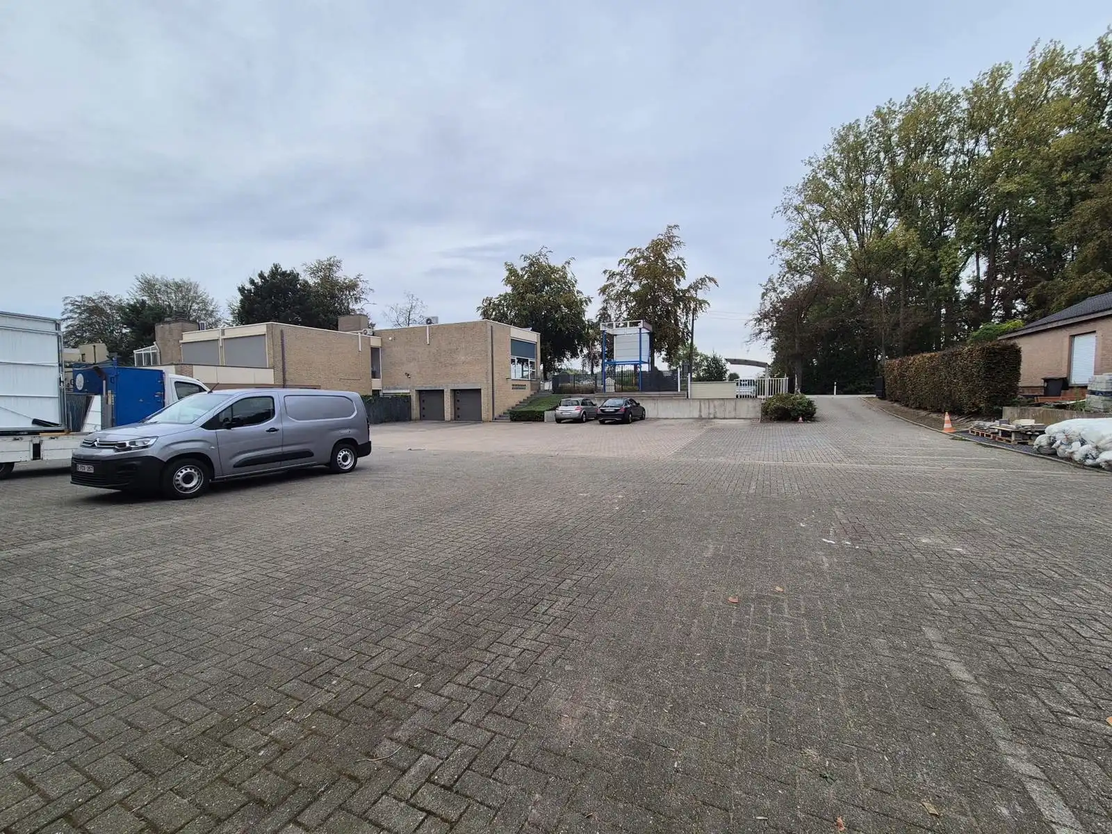 Opslag/werkplaats van 1000 m² met bijkomende kantoorruimte foto 10