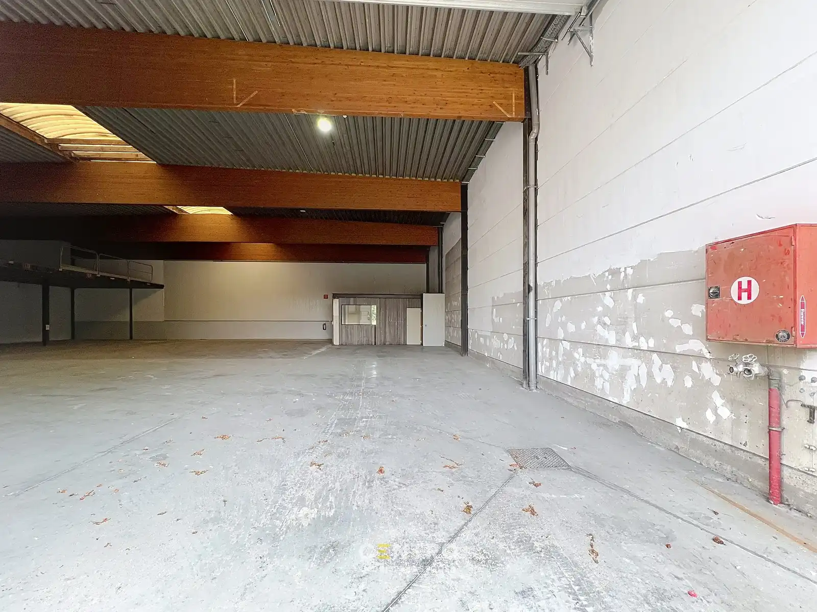 Instapklaar magazijn (600 m2) met mezzanine en geïntegreerd kantoor langs de N8 te Elverdinge (Ieper). Ambachten toegestaan ! foto 9
