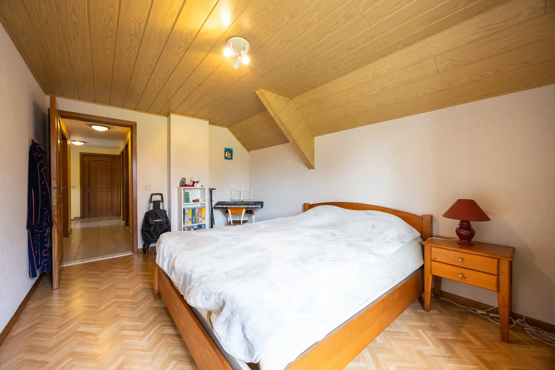 Rustig gelegen gezinswoning met 5 slaapkamers op een perceel van 1.782m². foto 23