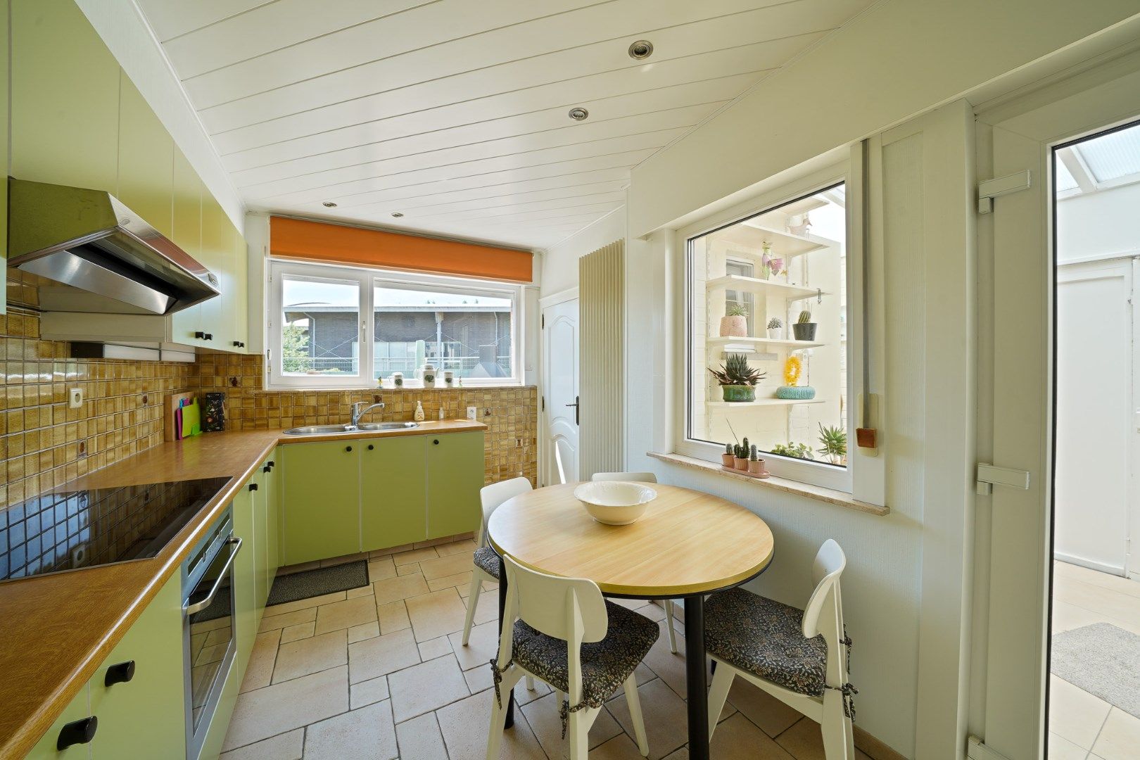 Halfopen woning met garage en zonnig terras te Mariakerke foto 9