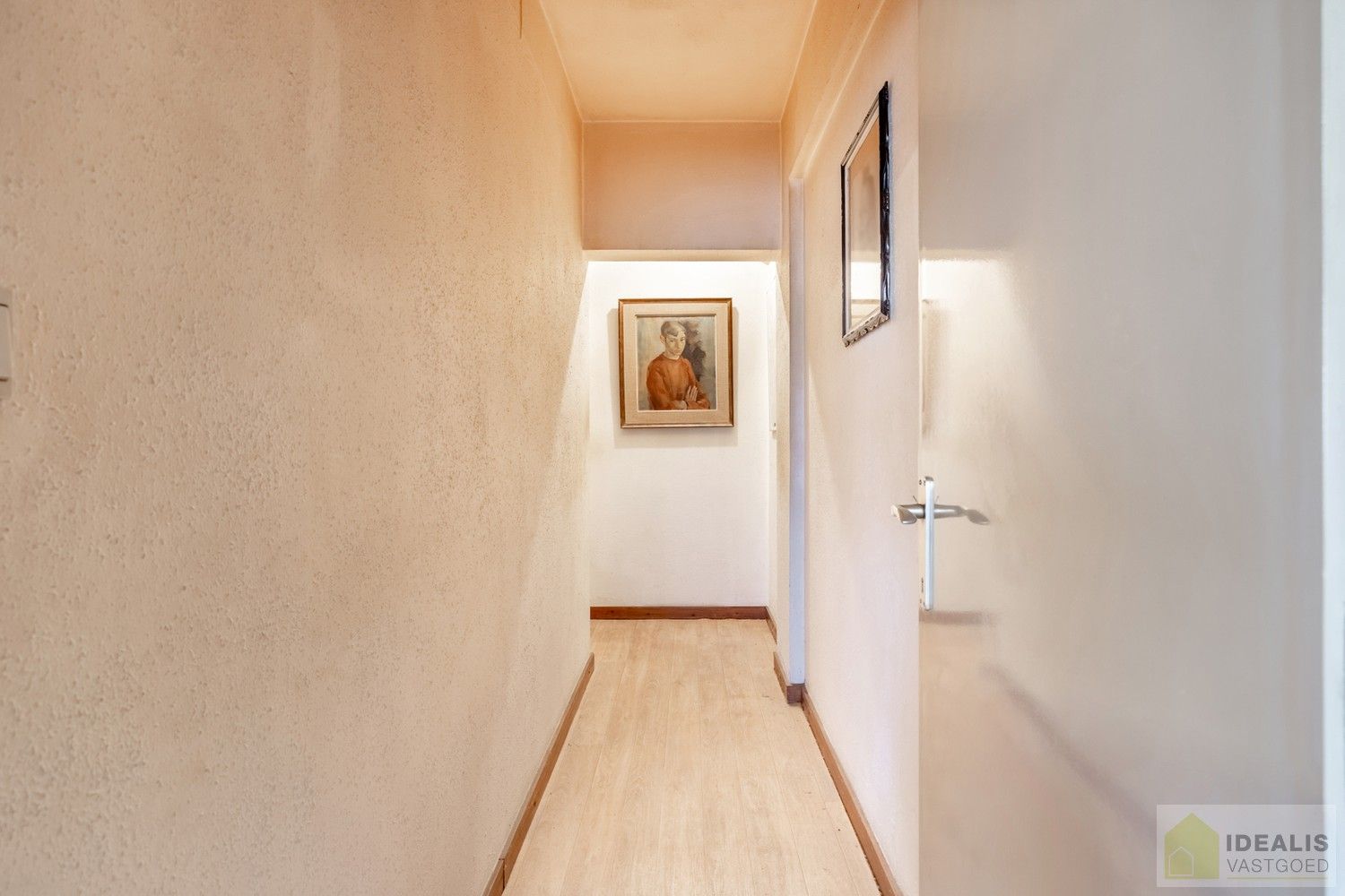 IDEALIS VASTGOED - CENTRAAL GELEGEN 2-SLPKMR APPARTEMENT IN HET CENTRUM VAN LEOPOLDSBURG! – Correct onderhouden appartement op de derde verdieping (+-88m²) met een aangename leefruimte, aparte keuken, 2 slaapkamers, badkamer en apart toilet. Het appartement beschikt tevens over een lift en een privatieve kelder. Geschikt voor zij die zoeken naar betaalbaar wonen in het centrum van Leopoldsburg. foto 8