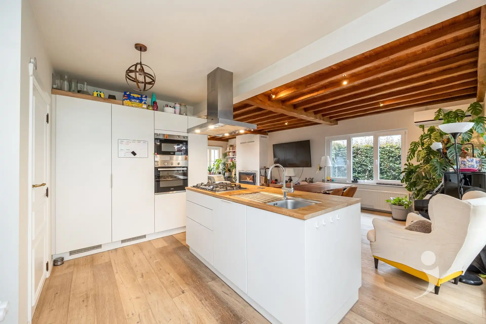 Gerenoveerde bungalow met zwembad in een rustige woonwijk foto 5