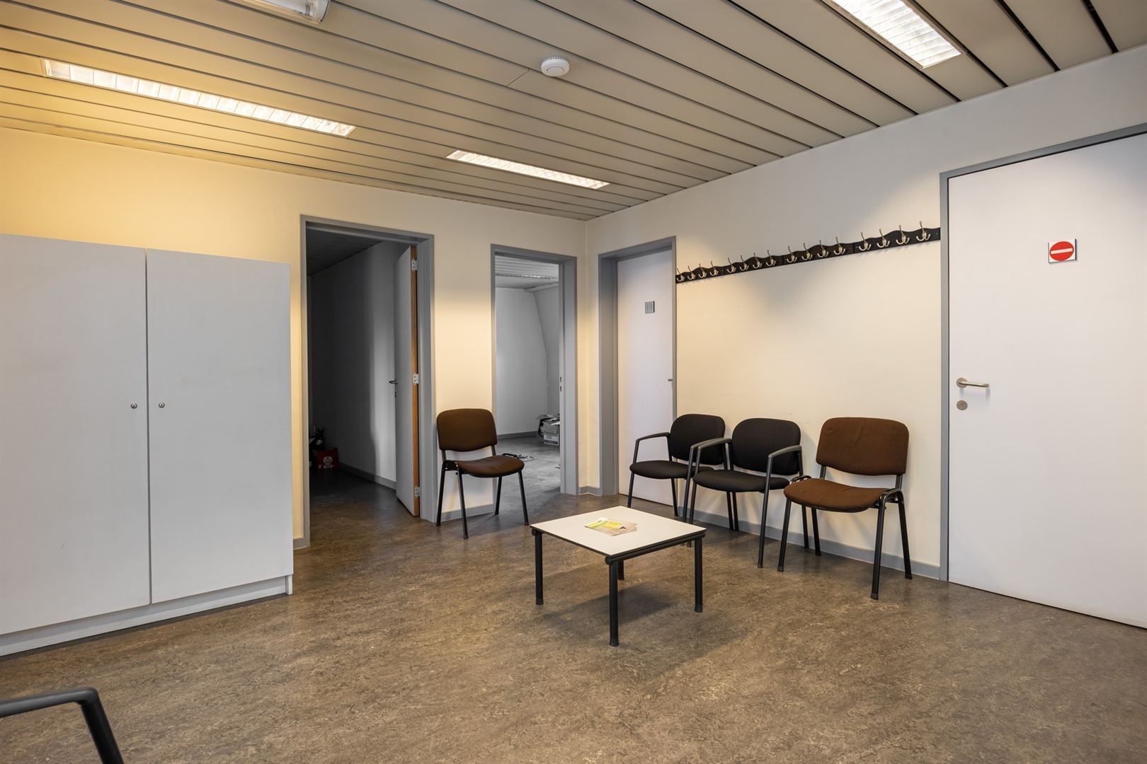 Groot kantoorgebouw op een ideale locatie! foto 18