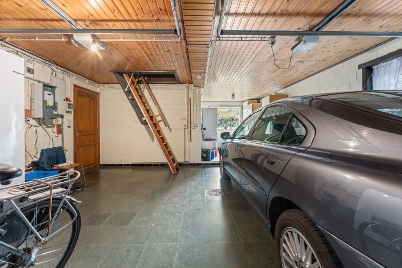 Hooglede. Zeer verzorgde gelijkvloerse villa met 3-4 slaapkamers, dubbele garage en kleine bergloods. Uiterst rustig gelegen overal dichtbij op een prachtige locatie! Ideaal voor bewoners met  extra bergruimte. foto 19