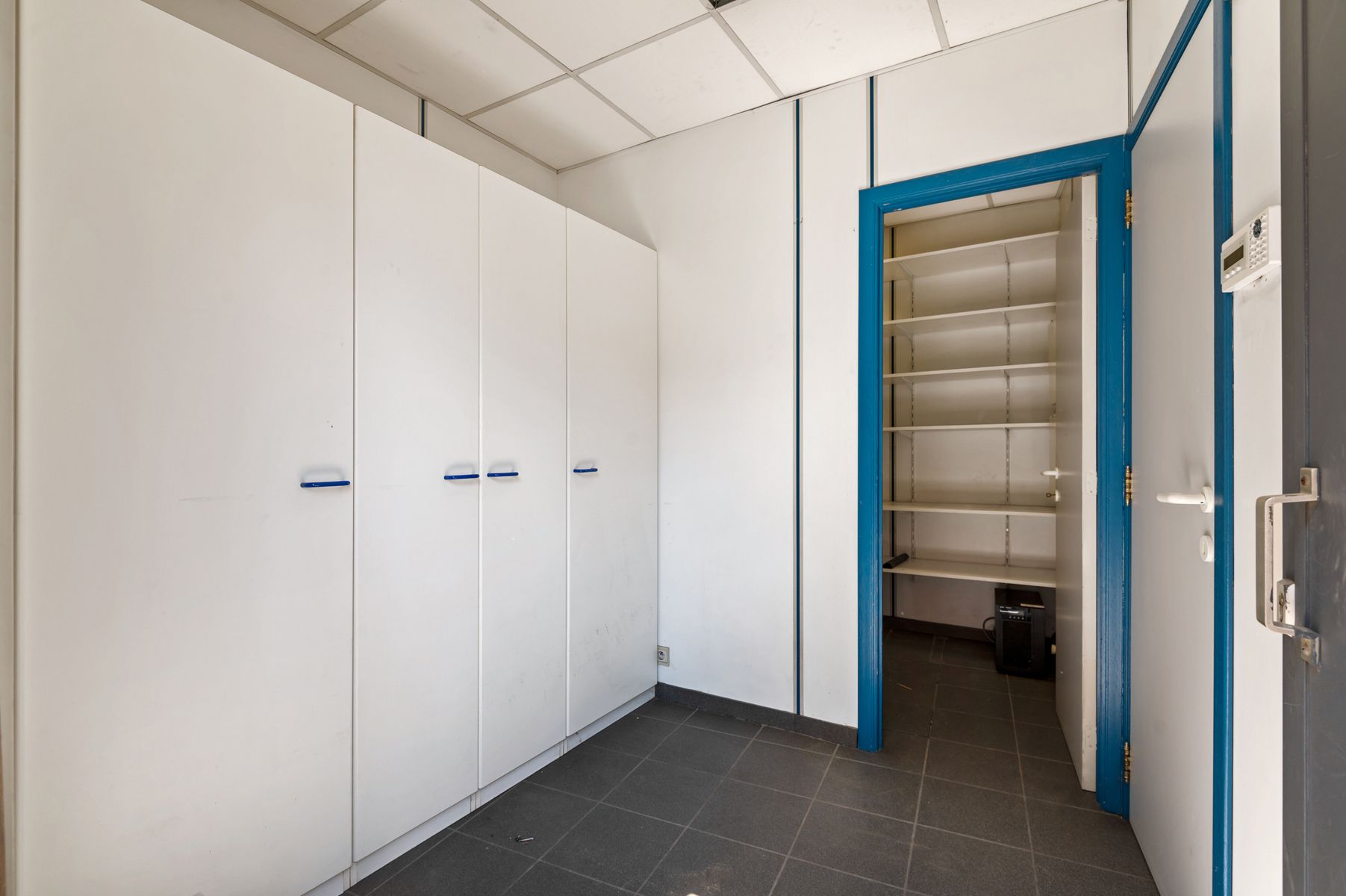 Zeer ruim handelshuis op top locatie in Merksem foto 6