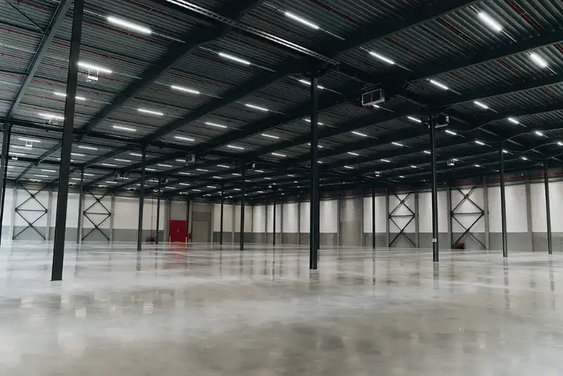 Logistieke magazijnen met kantoren te huur foto {{pictureIndex}}