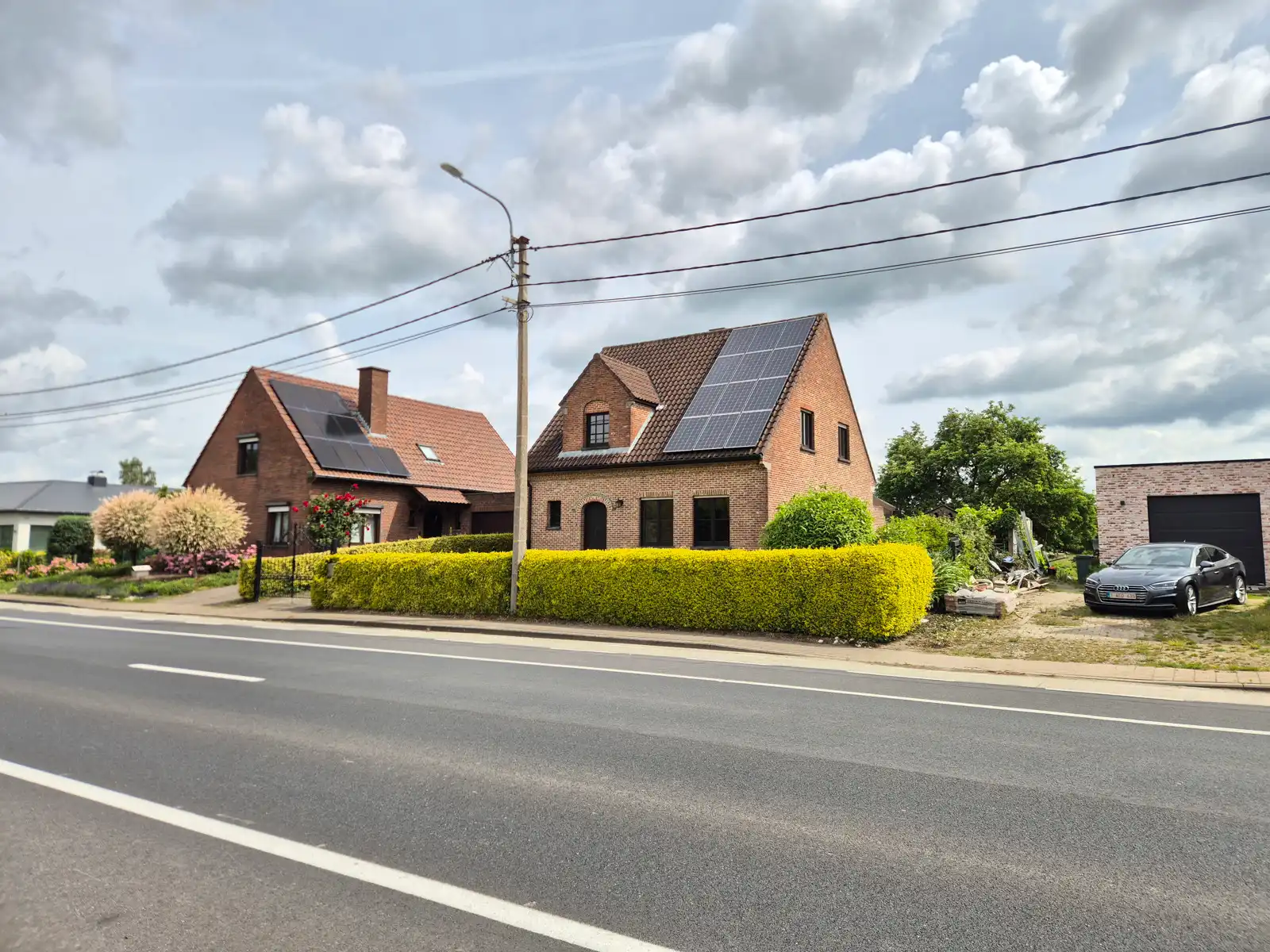 Open bebouwing met 3 slaapkamers, tuin en garage foto {{pictureIndex}}