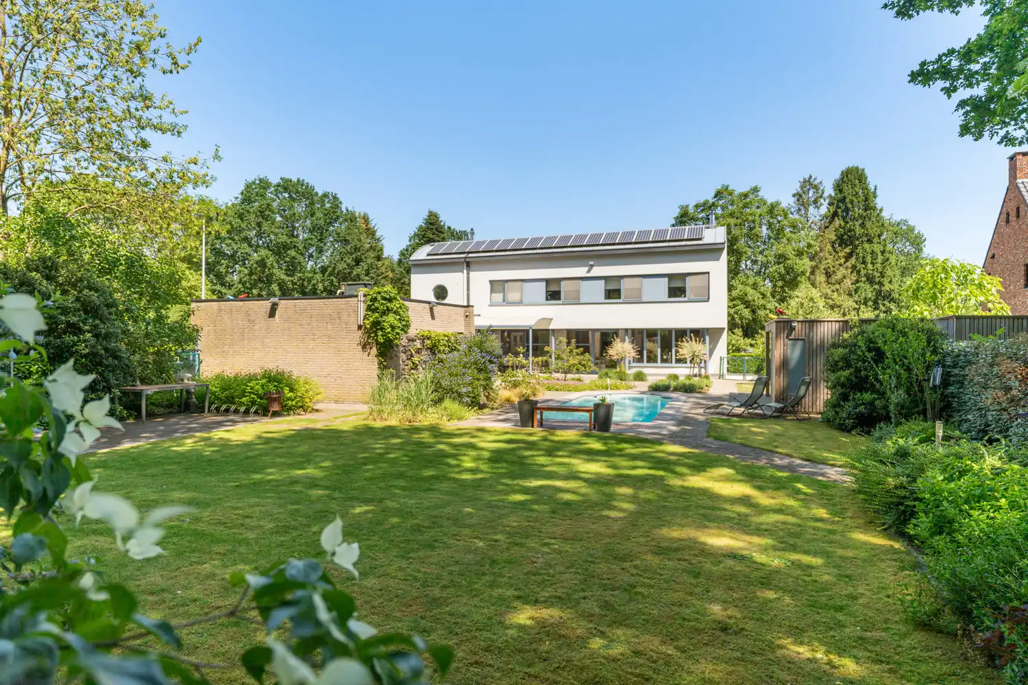 Moderne villa  met zwembad op toplocatie in Genk - instapklaar en future-proof foto 45