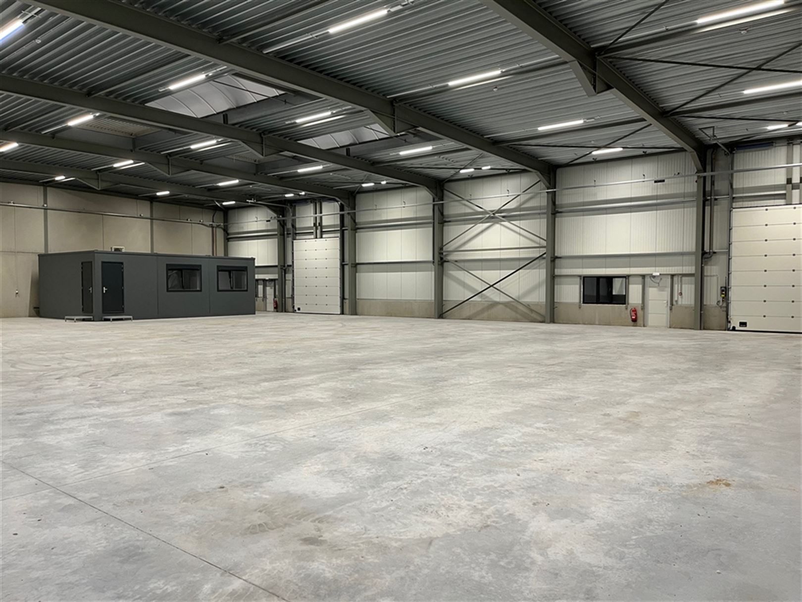 Instapklaar magazijn te huur te Vichte foto 2