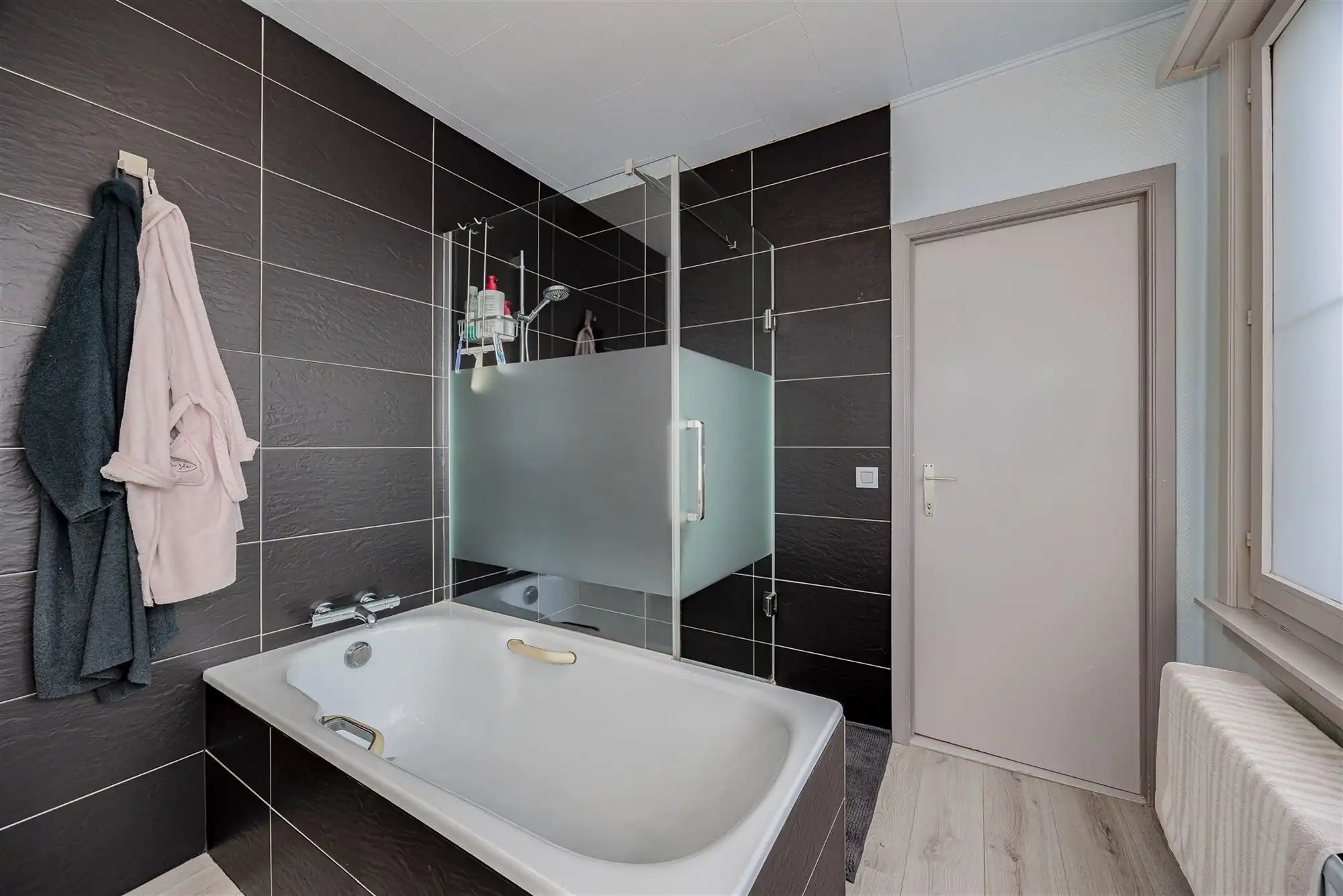 Uniek hoekperceel met handelshuis + garage + appt foto 6